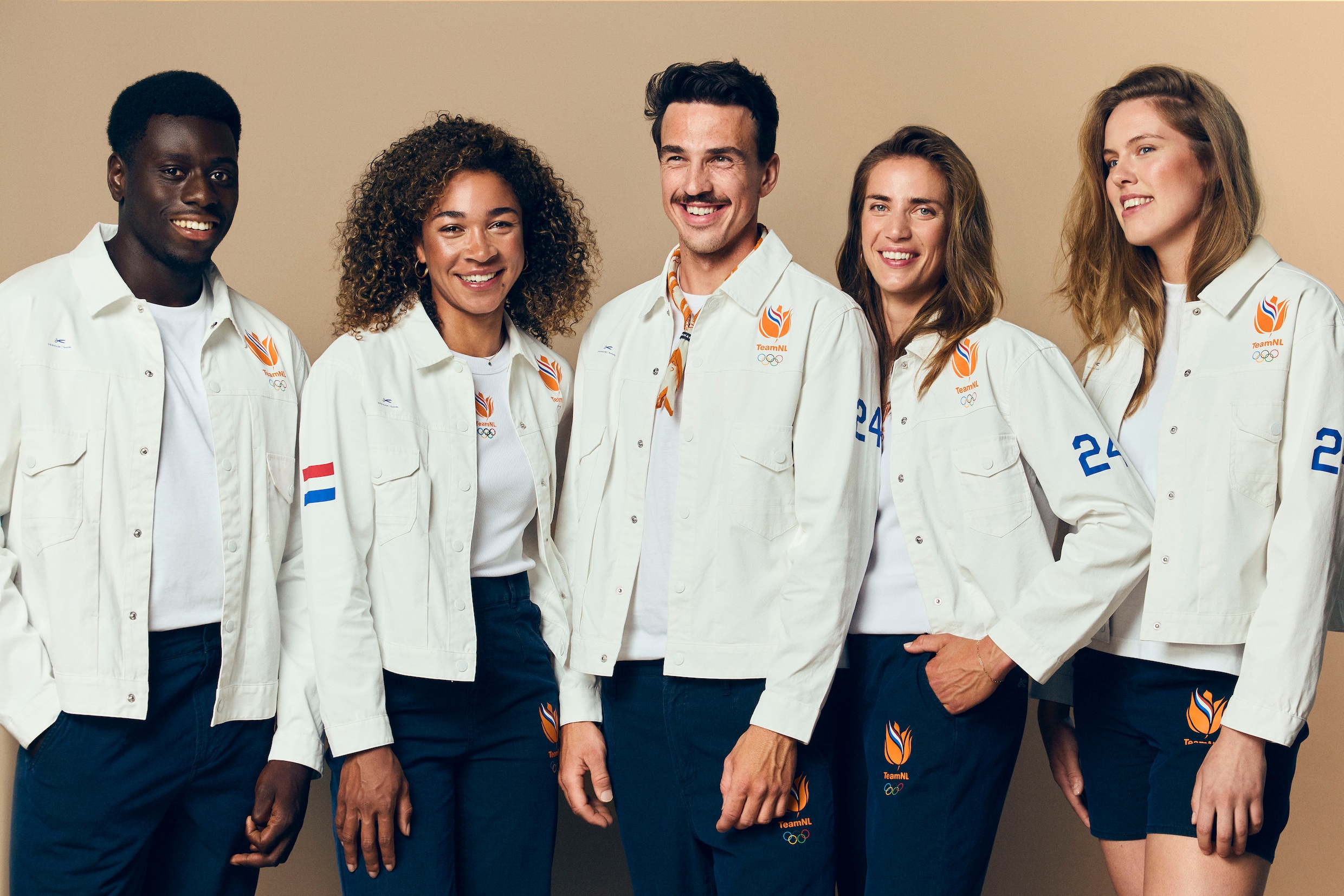 Dit dragen de Nederlandse atleten tijdens de openingsceremonie van de Olympische Spelen 2024 in Parijs Het Parool
