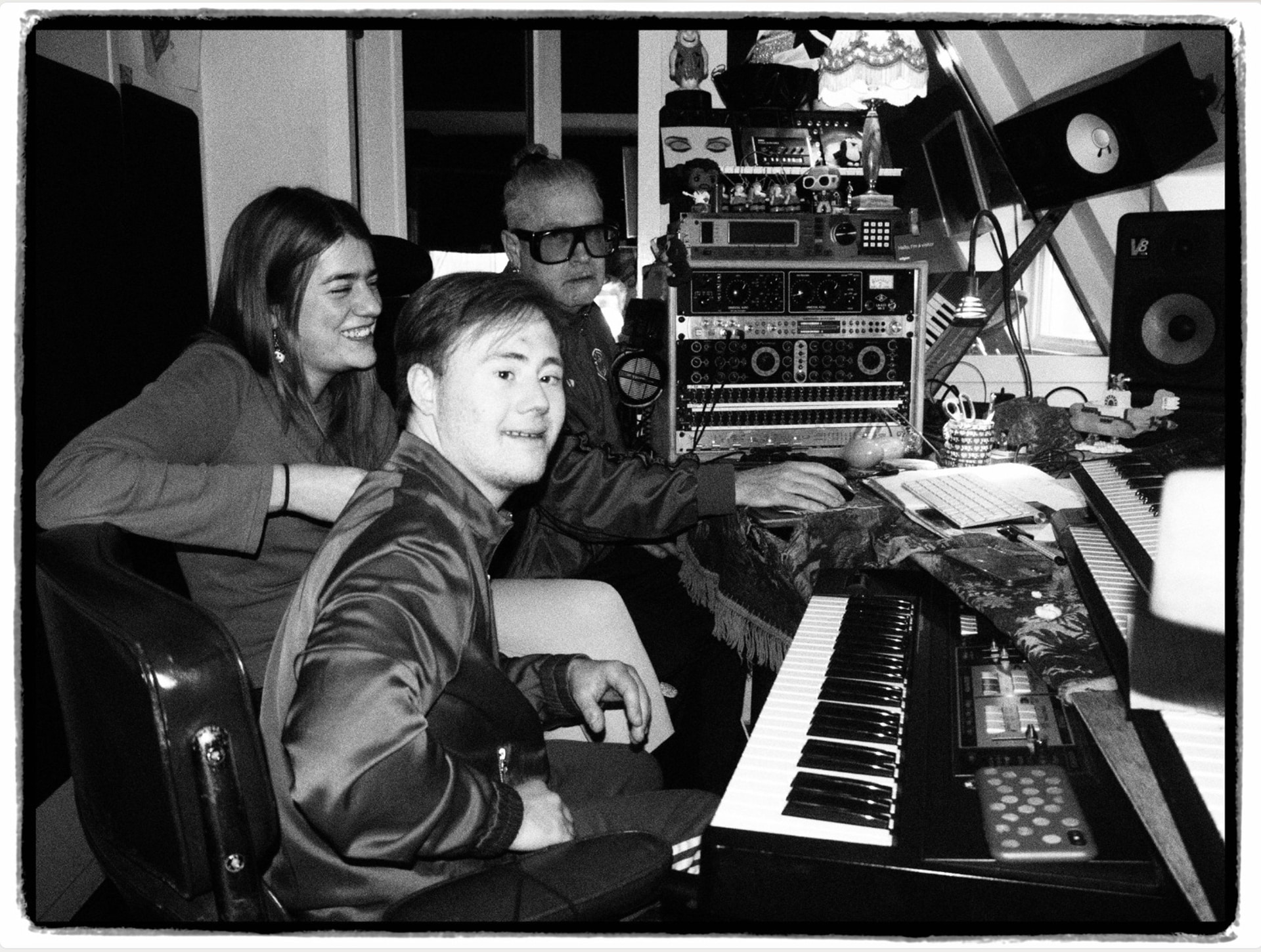 bruin-jackson-voorgrond-in-de-studio-met-producer-mario-davidson