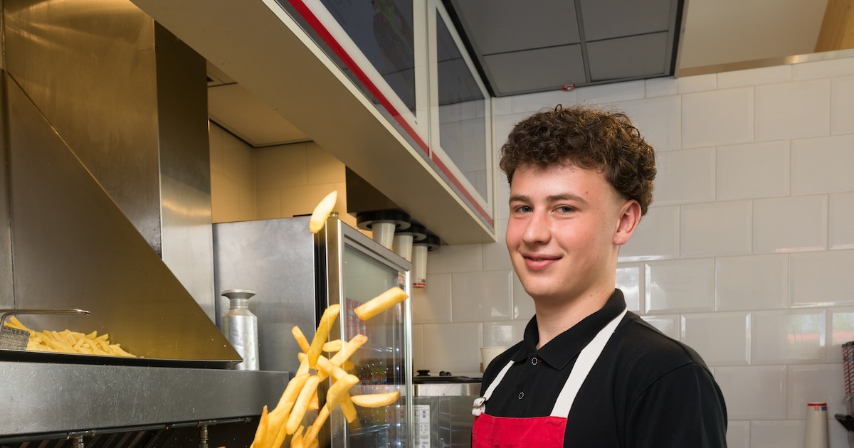 Sjoerd (19) werkt deze zomer tussen de snacks: ‘Als er concerten zijn ...