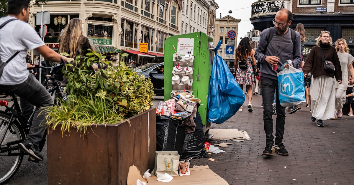 Opinie: ‘Afval bestrijden in Amsterdam is dweilen met de kraan open – een kraan die we zelf hebben o