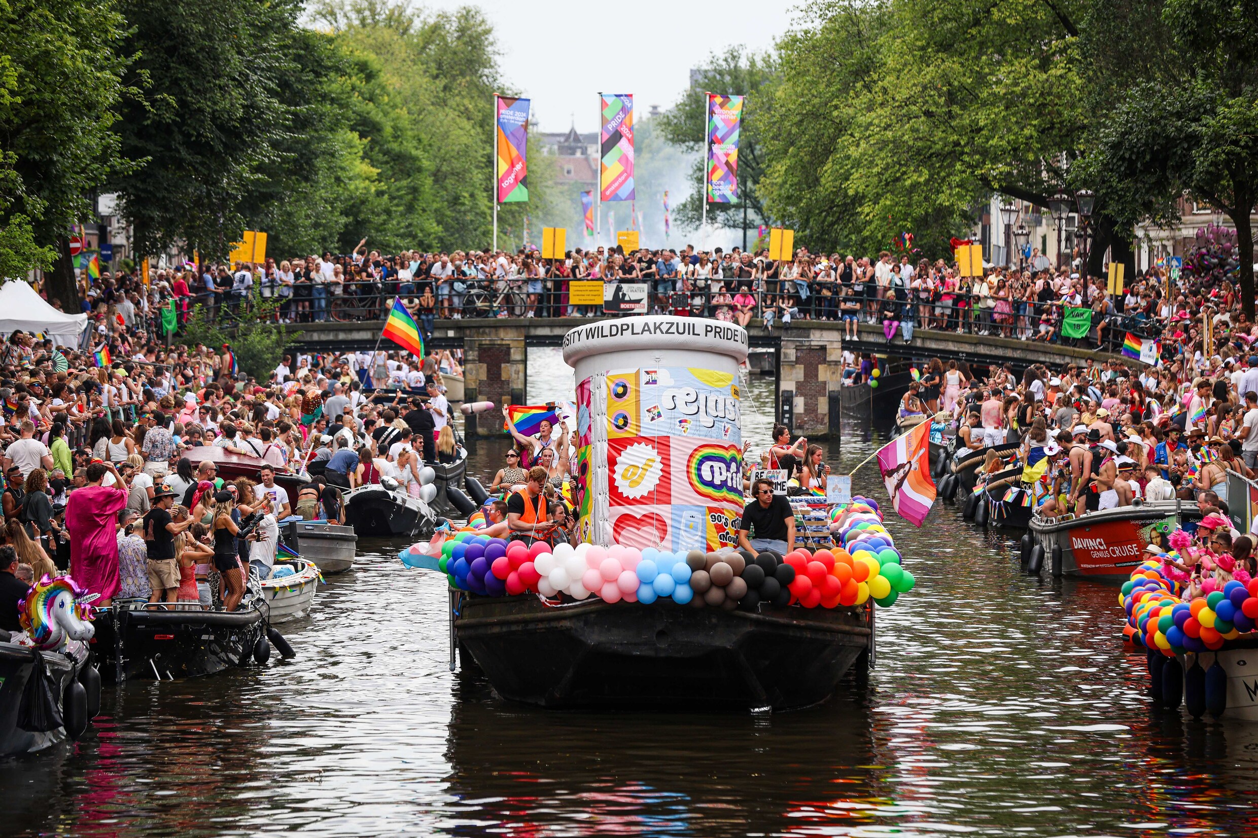 Canal Parade zorgt voor uitbundig regenboogfeest, mét protest: ‘We ...