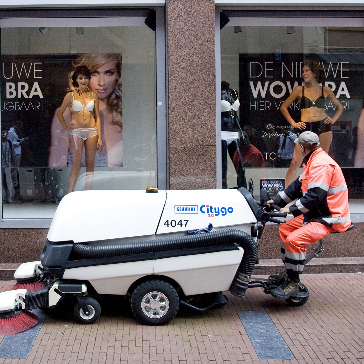 Na negen jaar is V D definitief verleden tijd. En daarmee het warenhuis als koopwalhalla voor doelgerichte consumenten en doelloze winkelslenteraars Het Parool