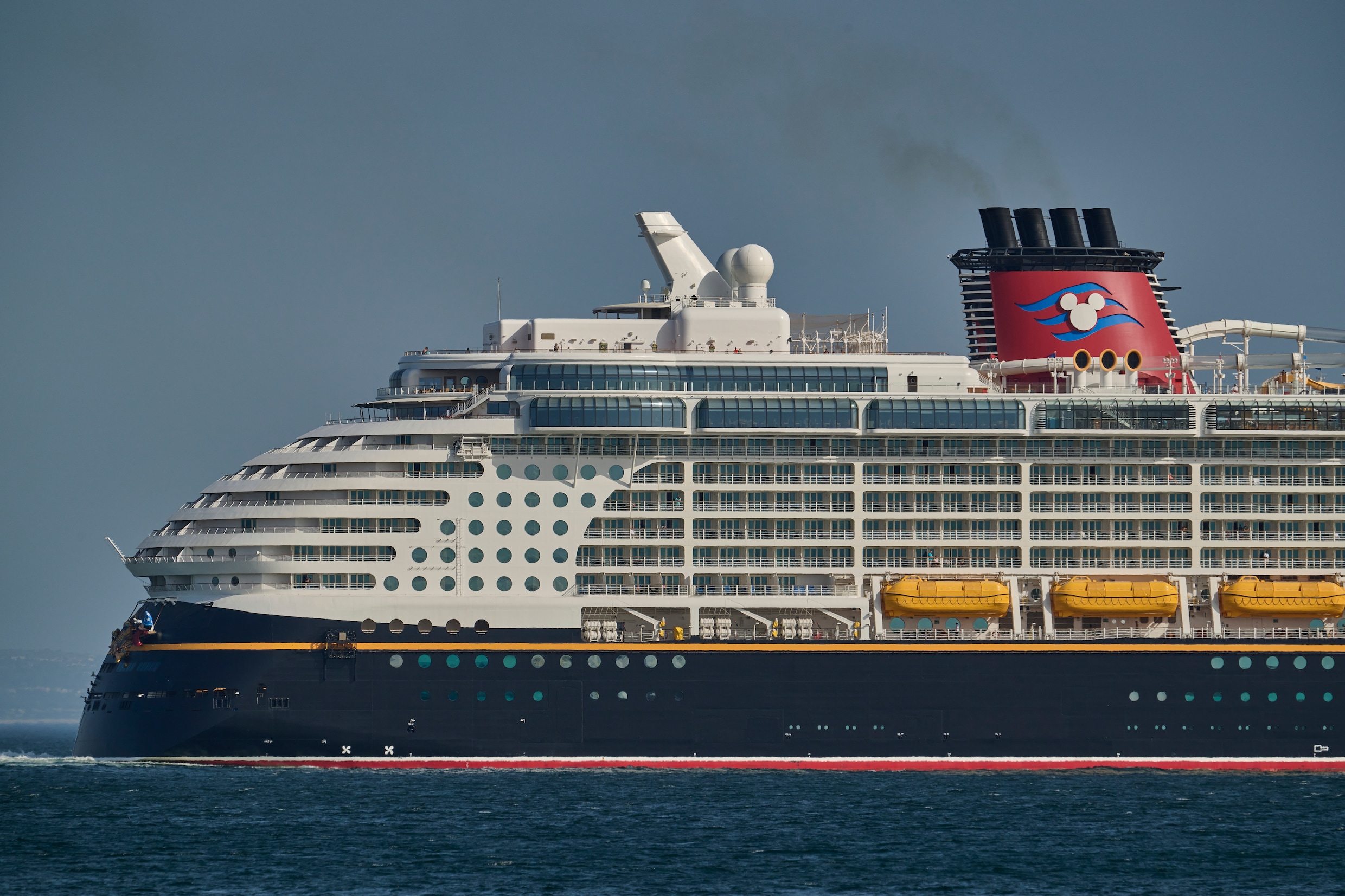 De Disney Dream vaart weg uit Lissabon.