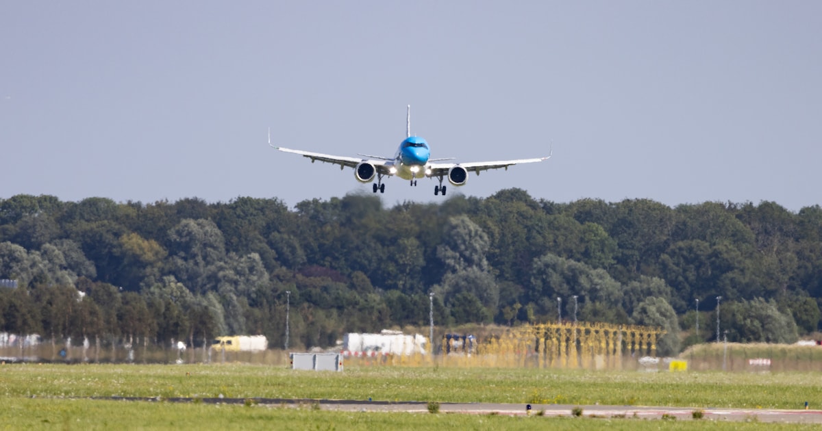 Vliegtuig van KLM moet landing op Schiphol afbreken door hond vlak bij landingsbaan