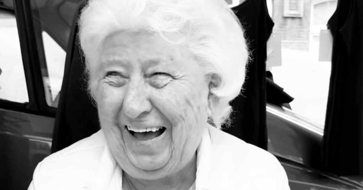 Marktkoopvrouw Tante Rietje (1940-2024) was met haar gezelligheid een ...