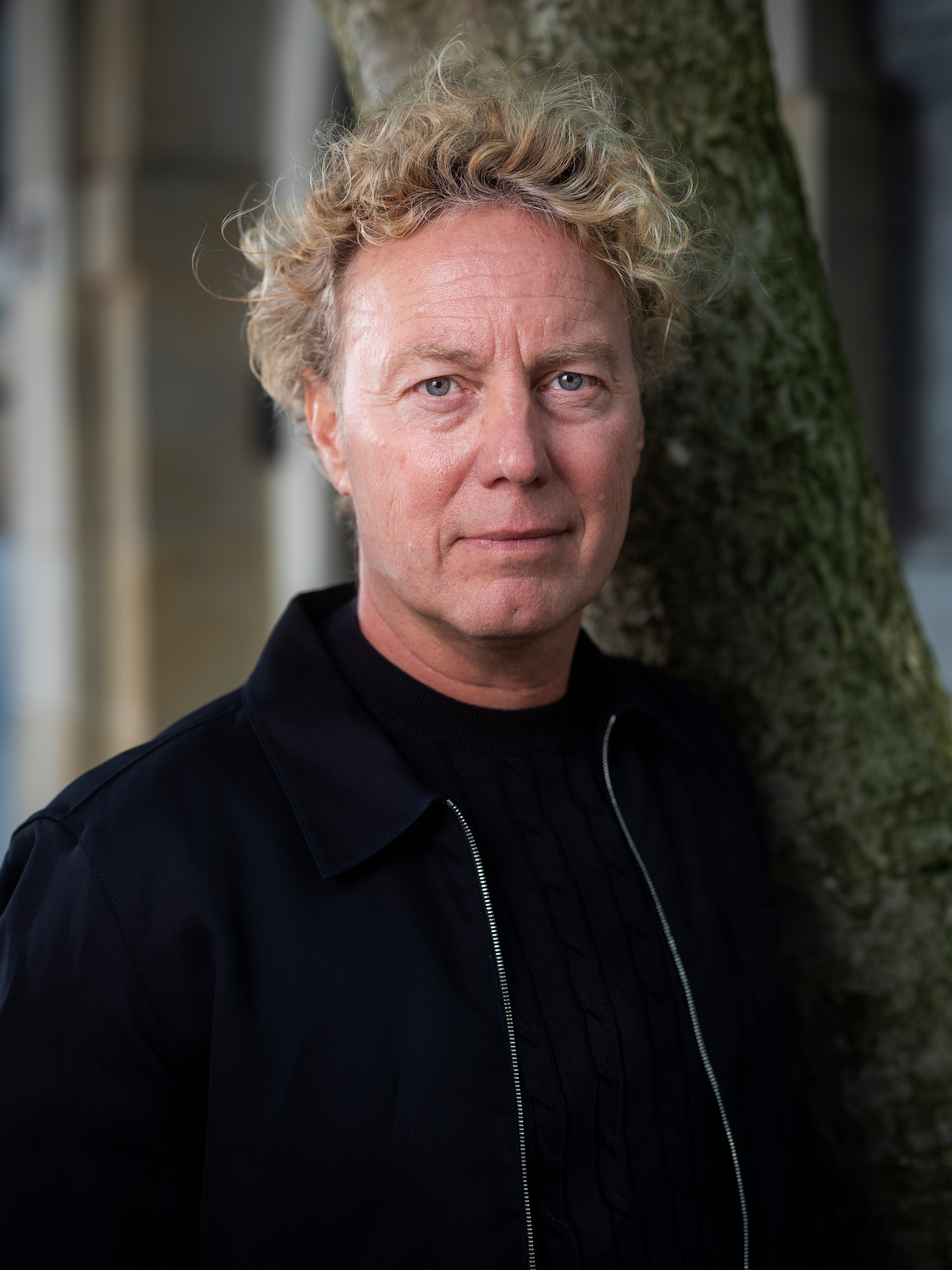 Aholdtopman: ‘Mensen met oortjes in willen helemaal geen contact als ze ...
