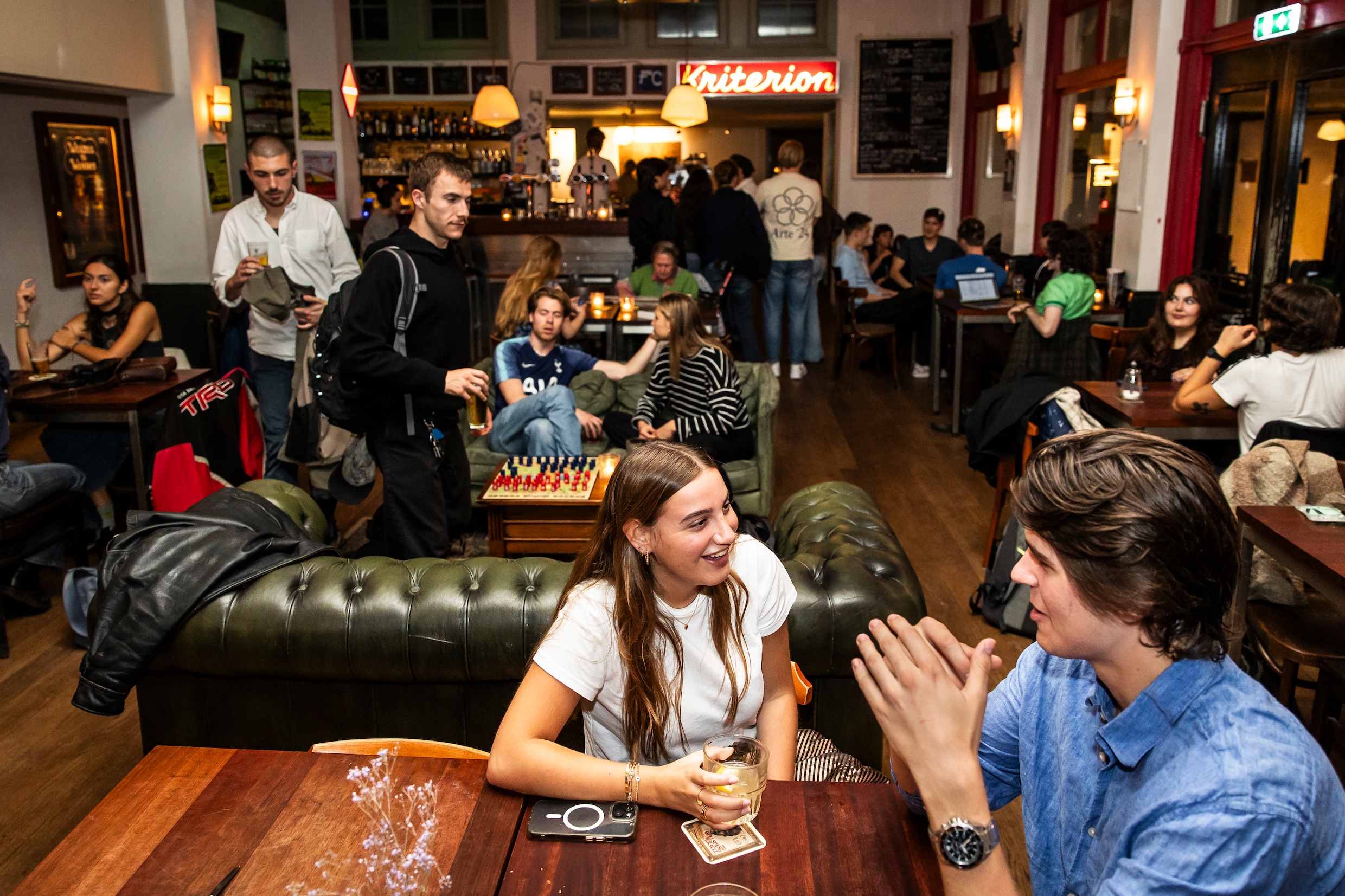 Een van de weinige zekerheden in het leven: in studentencafé Kriterion is het altijd zoeken naar een plekje | Het Parool