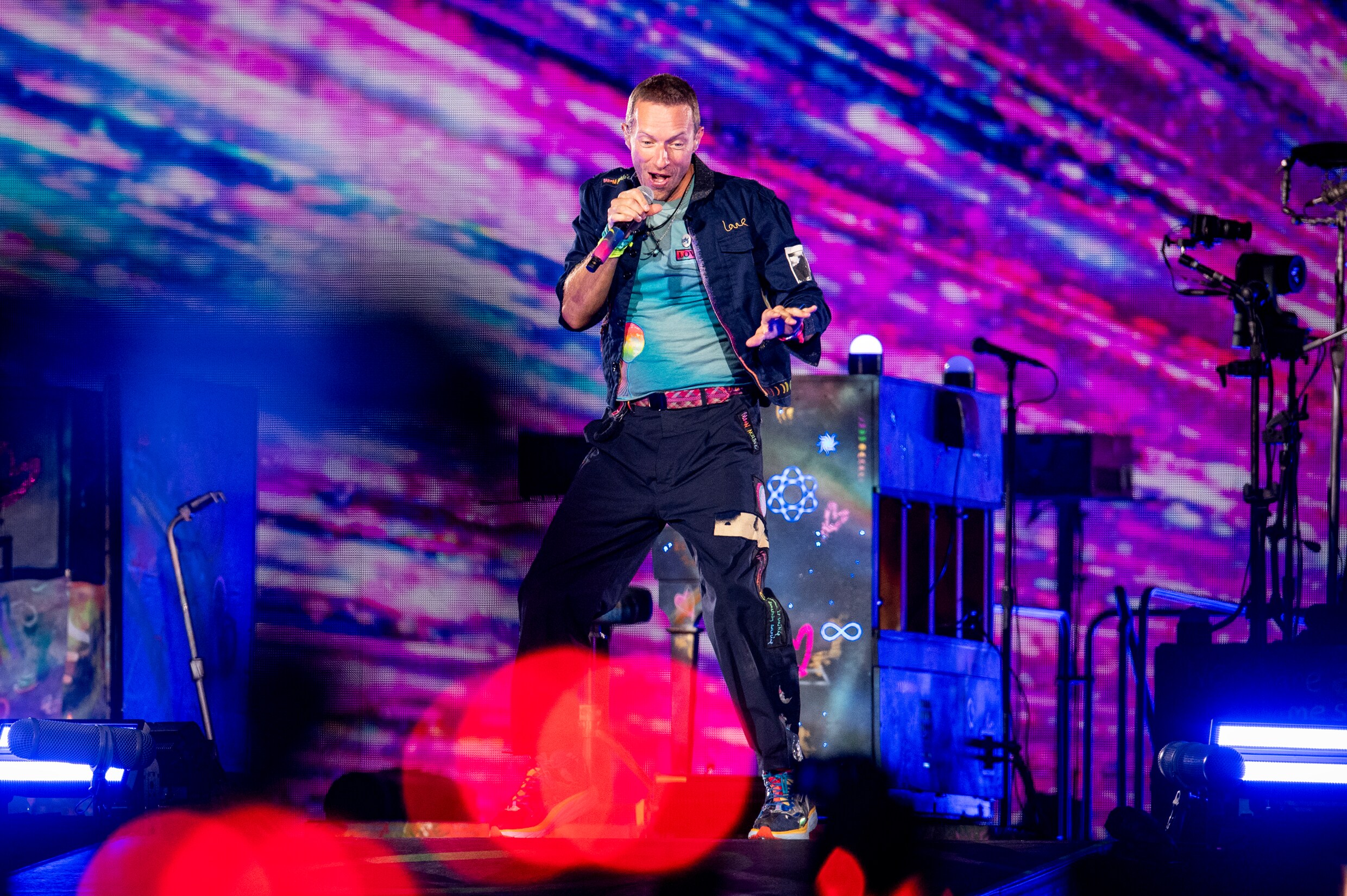Recensie: Coldplay wil veel op Moon Music, maar slaat vooral gaten in ...