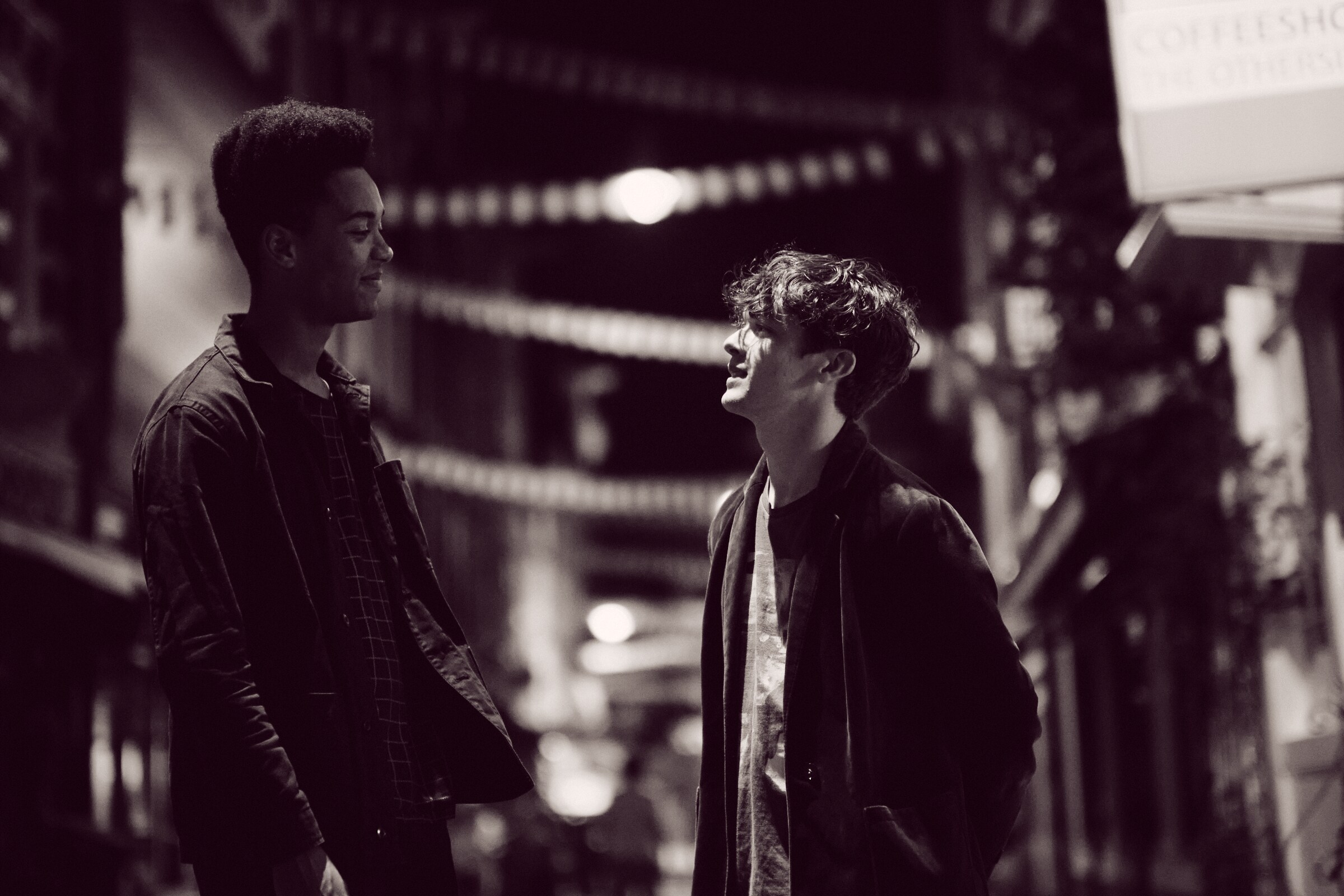 Recensie Out: overtuigend en persoonlijk fictiedebuut over de ...