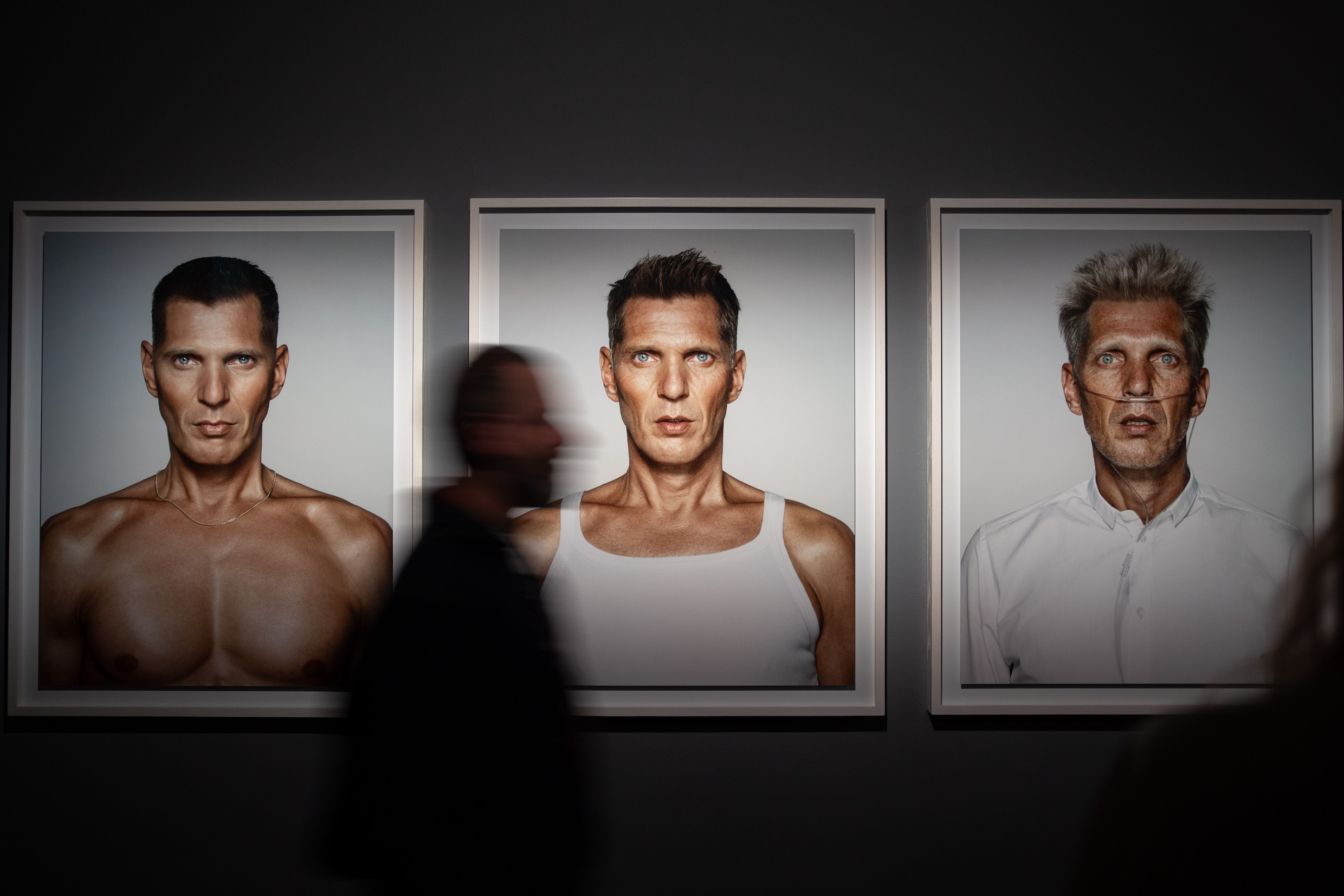 Erwin Olaf exposeerde in vermaarde musea en galeries in binnen- en buitenland, maar het Stedelijk Museum bleef tot zijn grote frustratie altijd buiten bereik.