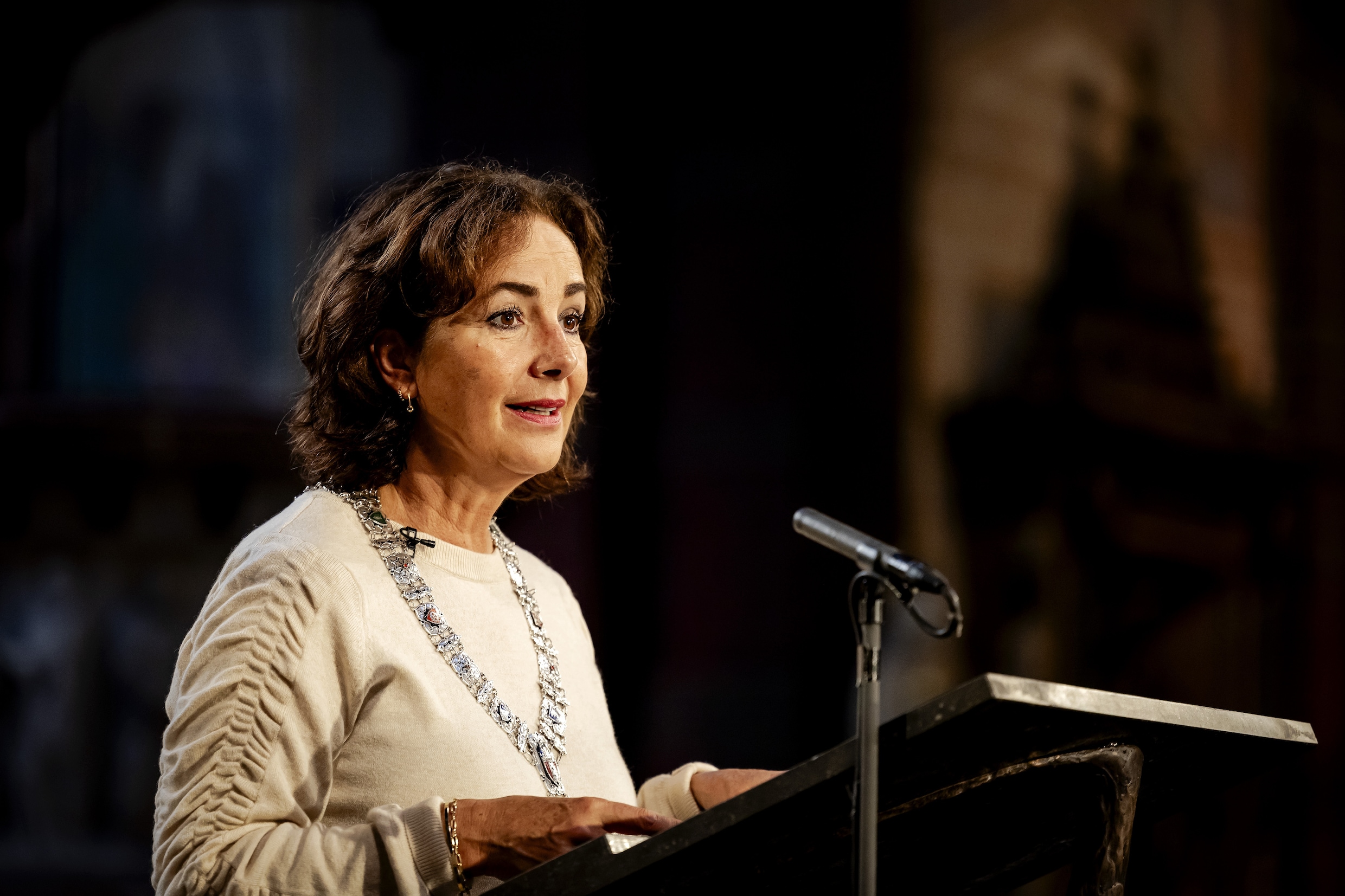 halsema-maakt-bloemlezing-ter-ere-van-amsterdam-750-jaar-het-parool