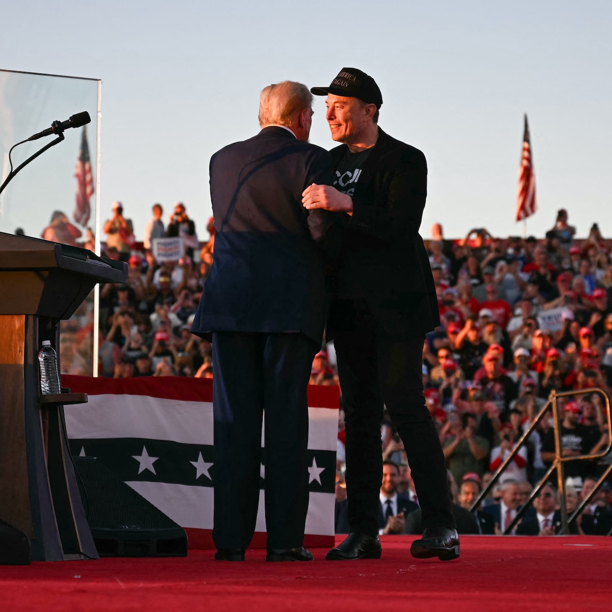 Elon Musk en bitcoinbezitters profiteren van winst Trump: koersen door het  dak | Het Parool