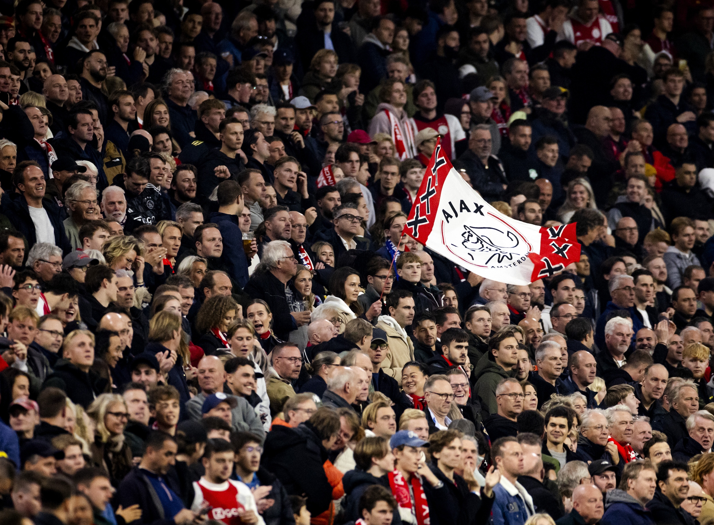 Supportersvereniging Ajax Roept Op Politiek Buiten Stadion Te Houden ...