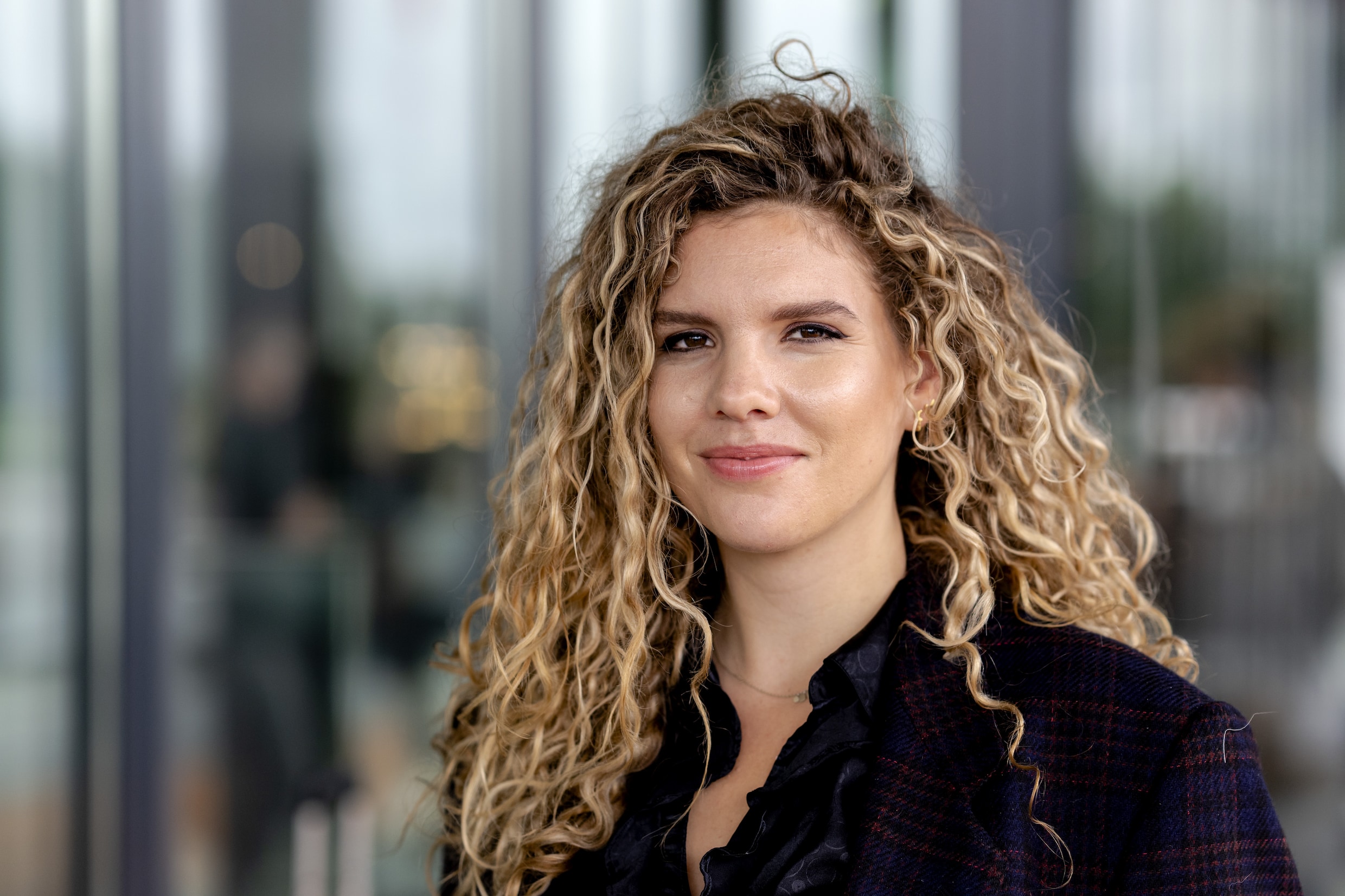 Collega’s brengen ode aan afwezige presentator Dieuwertje Blok: ‘Zij is ...