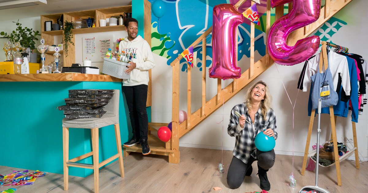 Zaterdagochtend in Amsterdam: Maud (42) ruimt deze zaterdag, ietwat brak, haar jubilerende dansstudi