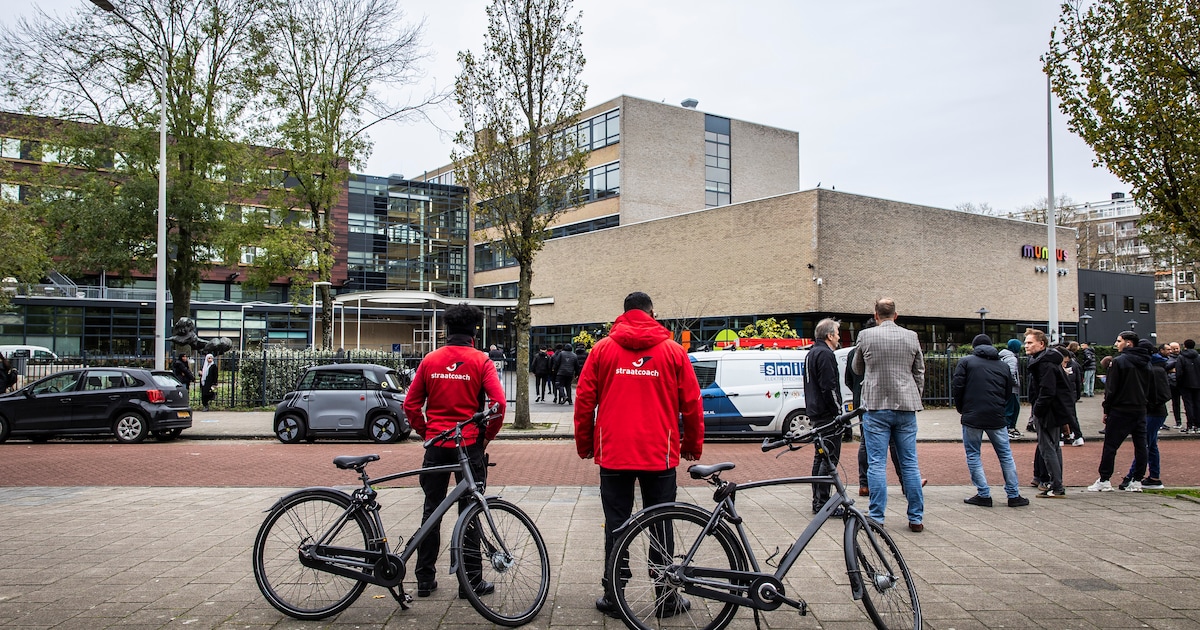 Politie surveilleert bij scholen in Amsterdam-West en Nieuw-West na explosie en bedreigingen online