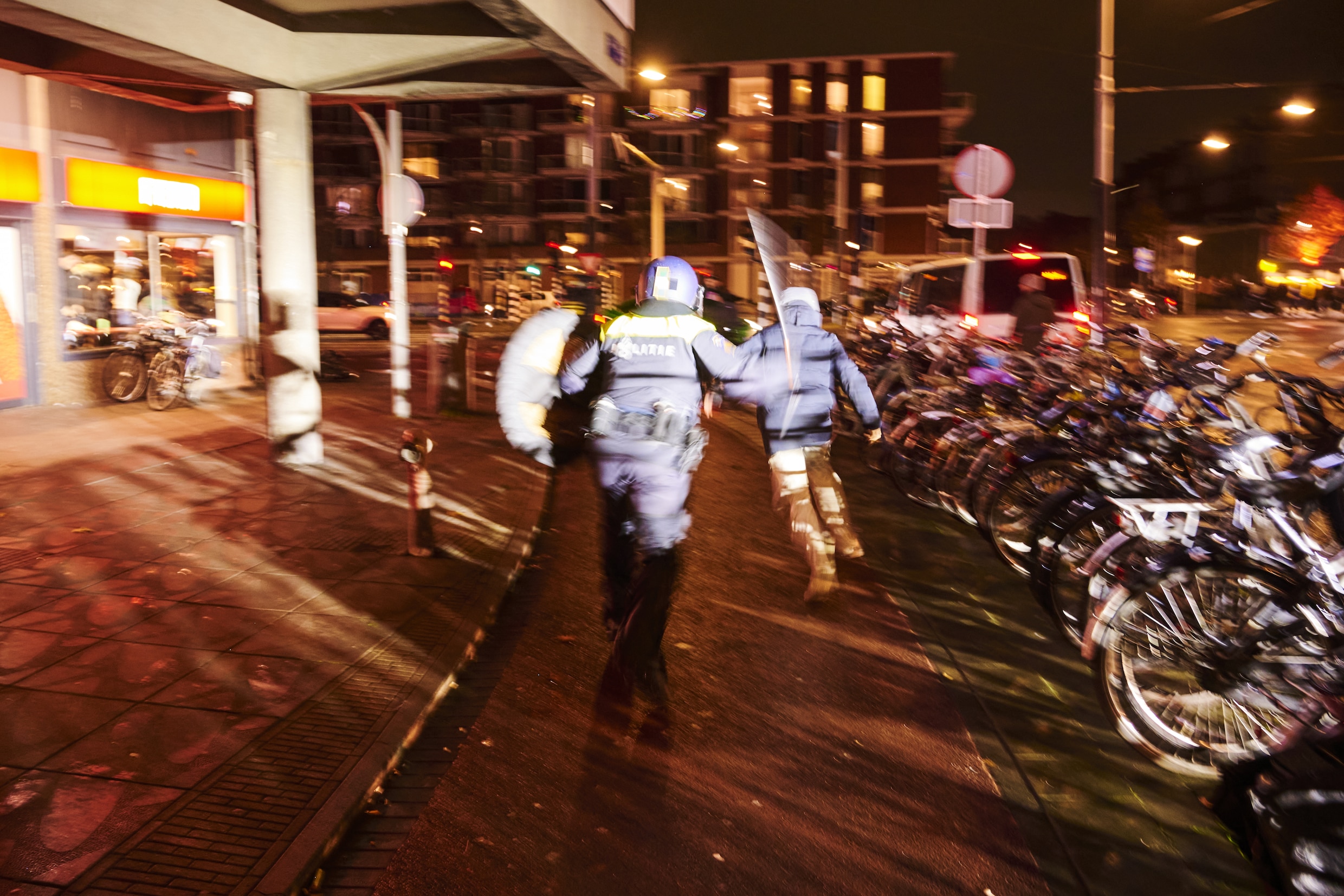 Video’s op sociale media spelen grote rol bij onrust in Amsterdam: ‘Je ...