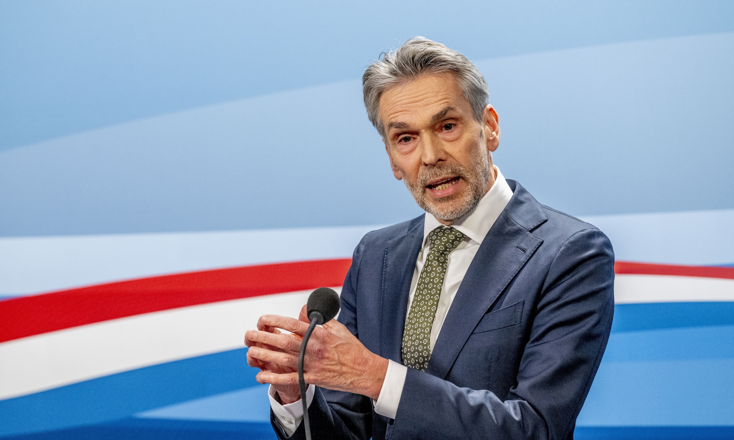 Schoof neemt 'stevige woorden' niet terug, maar dat hij groepen over één  kam zou scheren 'is een misverstand' | Het Parool