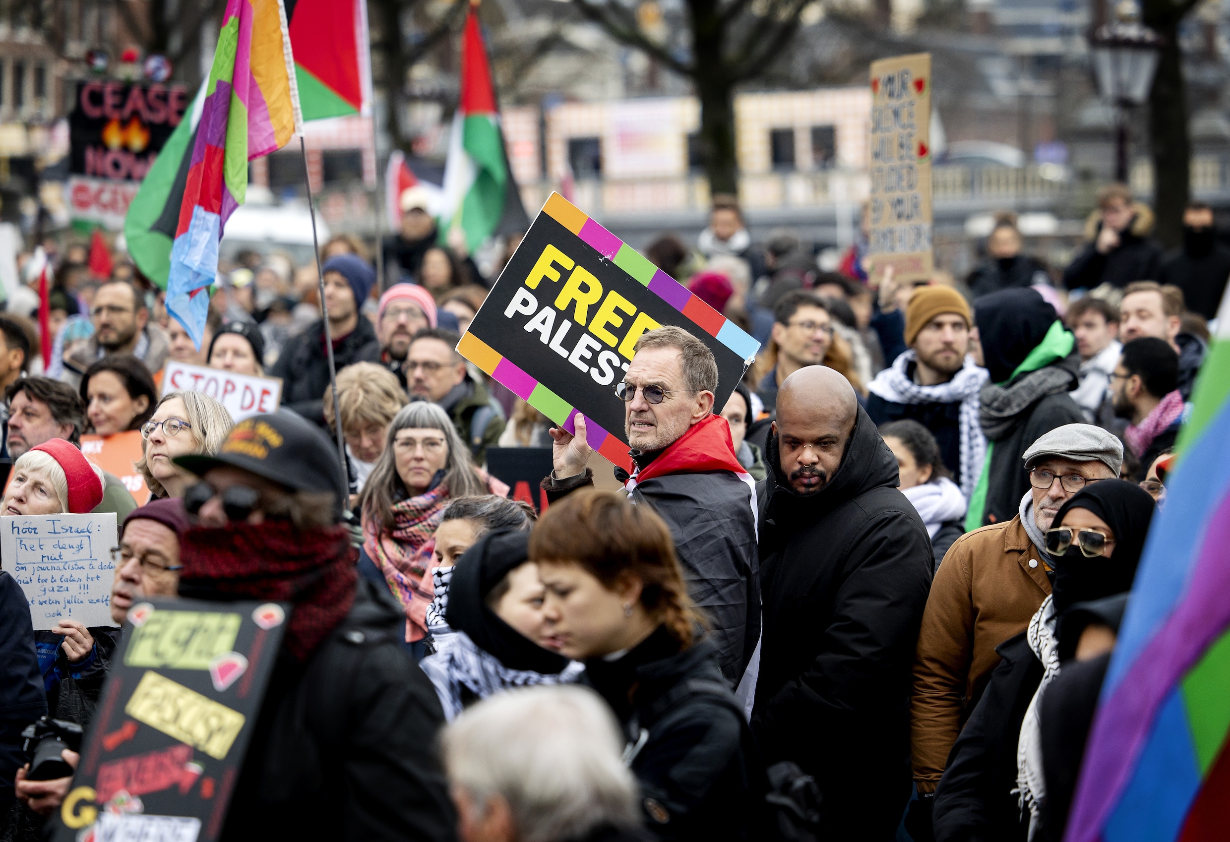 Honderden betogers aanwezig bij 'soepele' pro-Palestijnse demonstratie: 'Wij laten ons niet uit elkaar spelen' | Het Parool