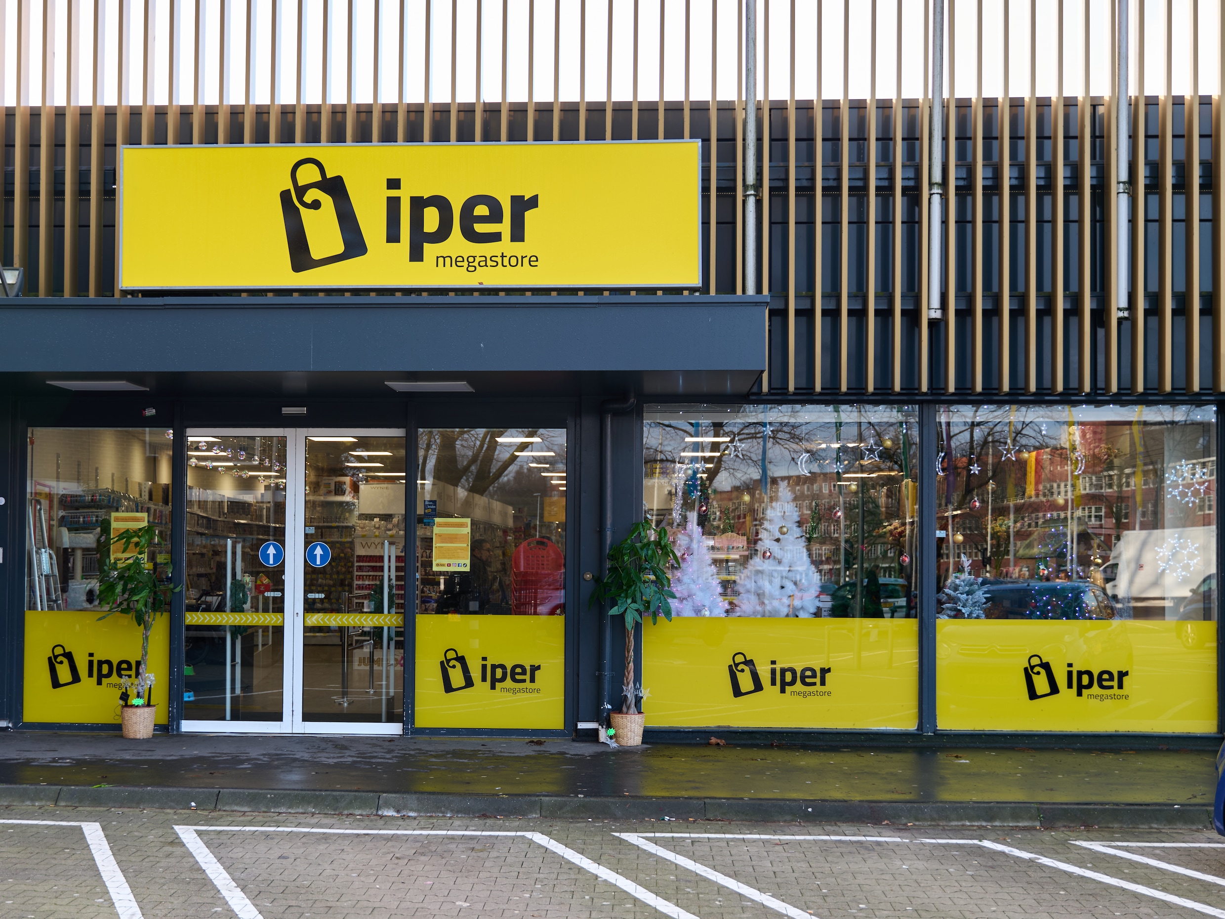 Het Italiaans discountequivalent van Blokker, ‘huishoudpretpark’ Iper ...