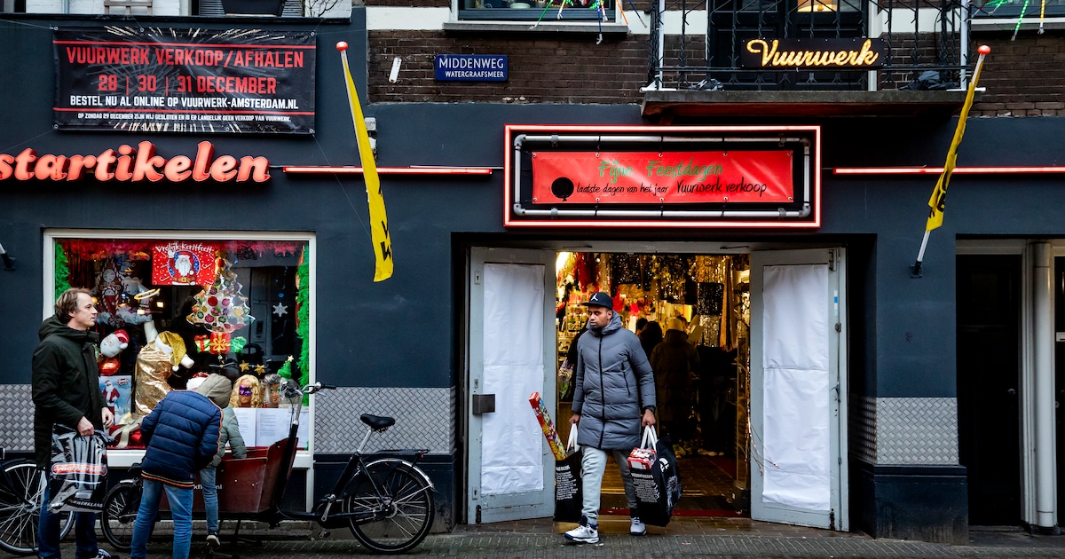 Hoezo afsteekverbod? Amsterdam slaat in bij vuurwerkwinkels: ‘Het hoort erbij’