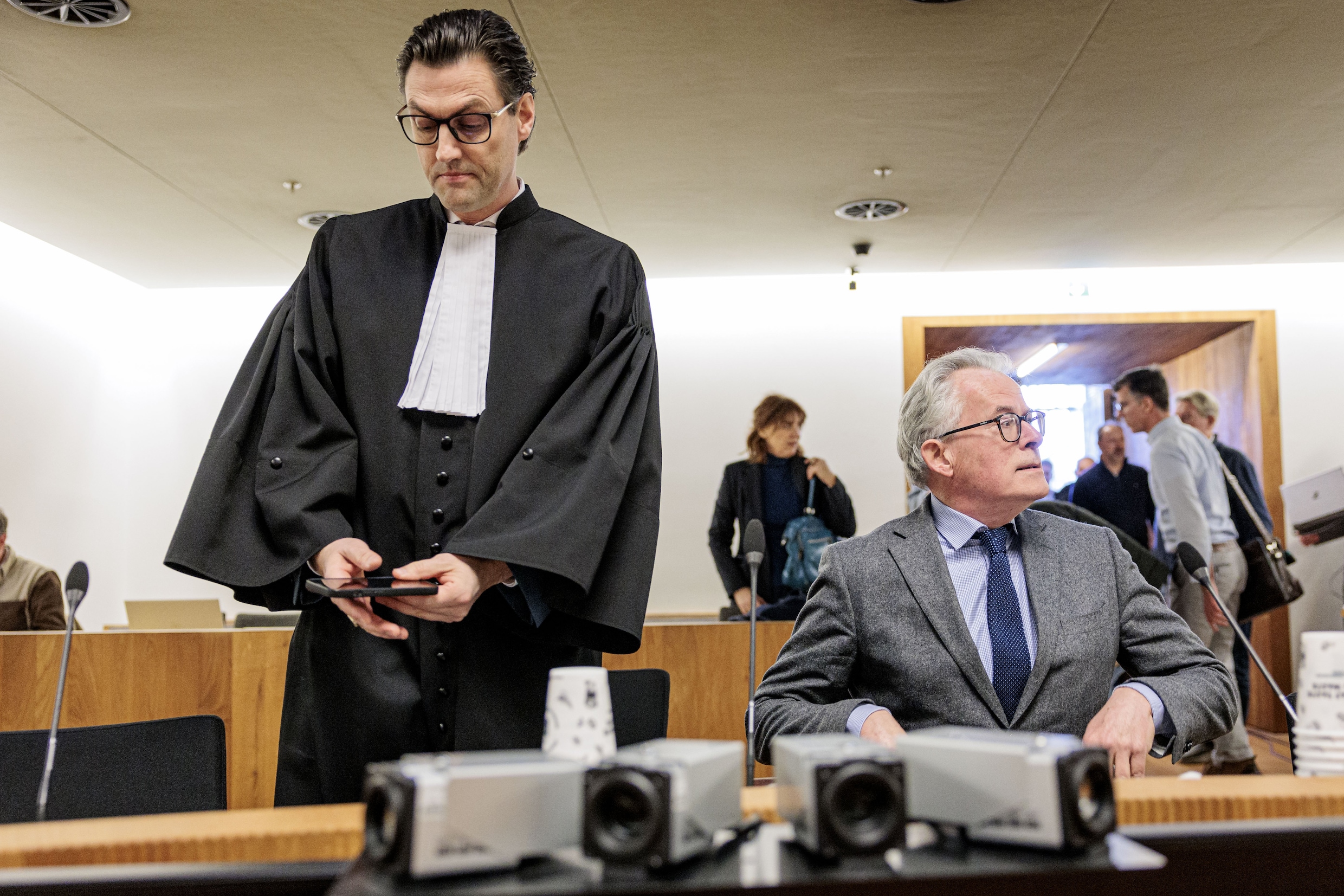 De Groningse oud-burgemeester Koen Schuiling (rechts) in de rechtbank.