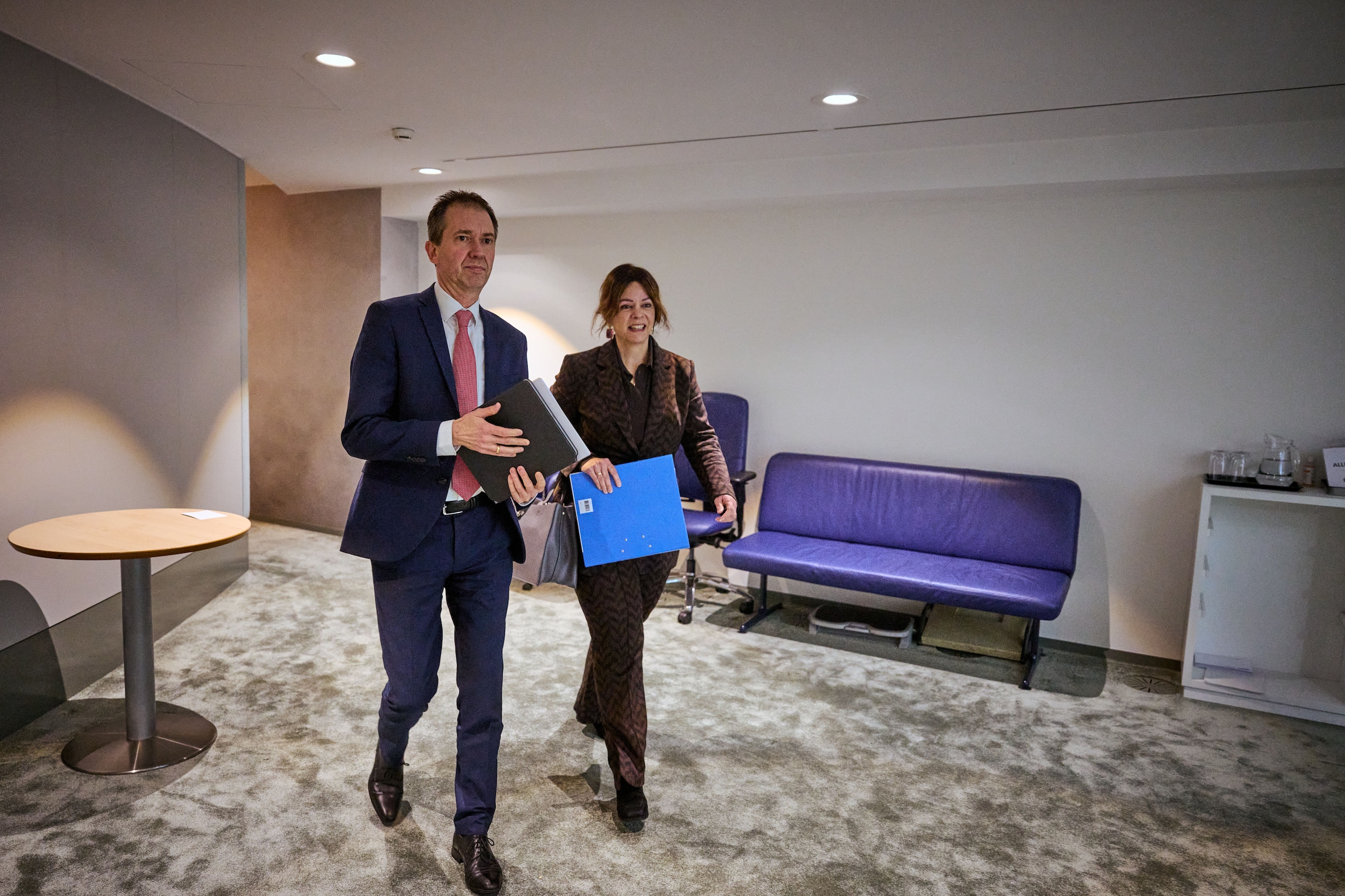 Eddy van Hijum, minister van Sociale Zaken en Werkgelegenheid en Sandra Palmen, Staatssecretaris Herstel en Toeslagen.
