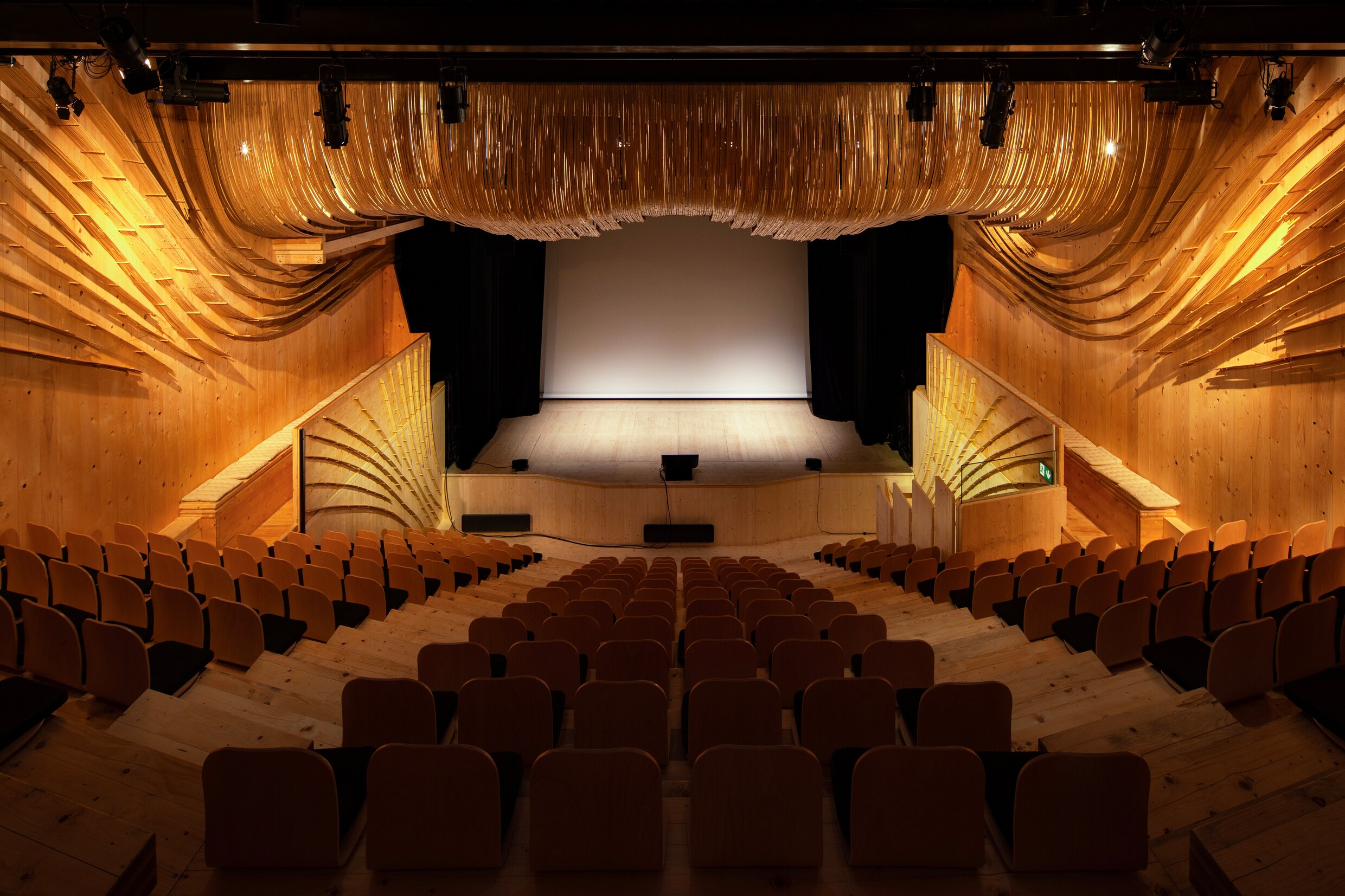 Lyon omarmt zijn nieuwe ‘tijdelijke’ theater op het water – zijn daar ...
