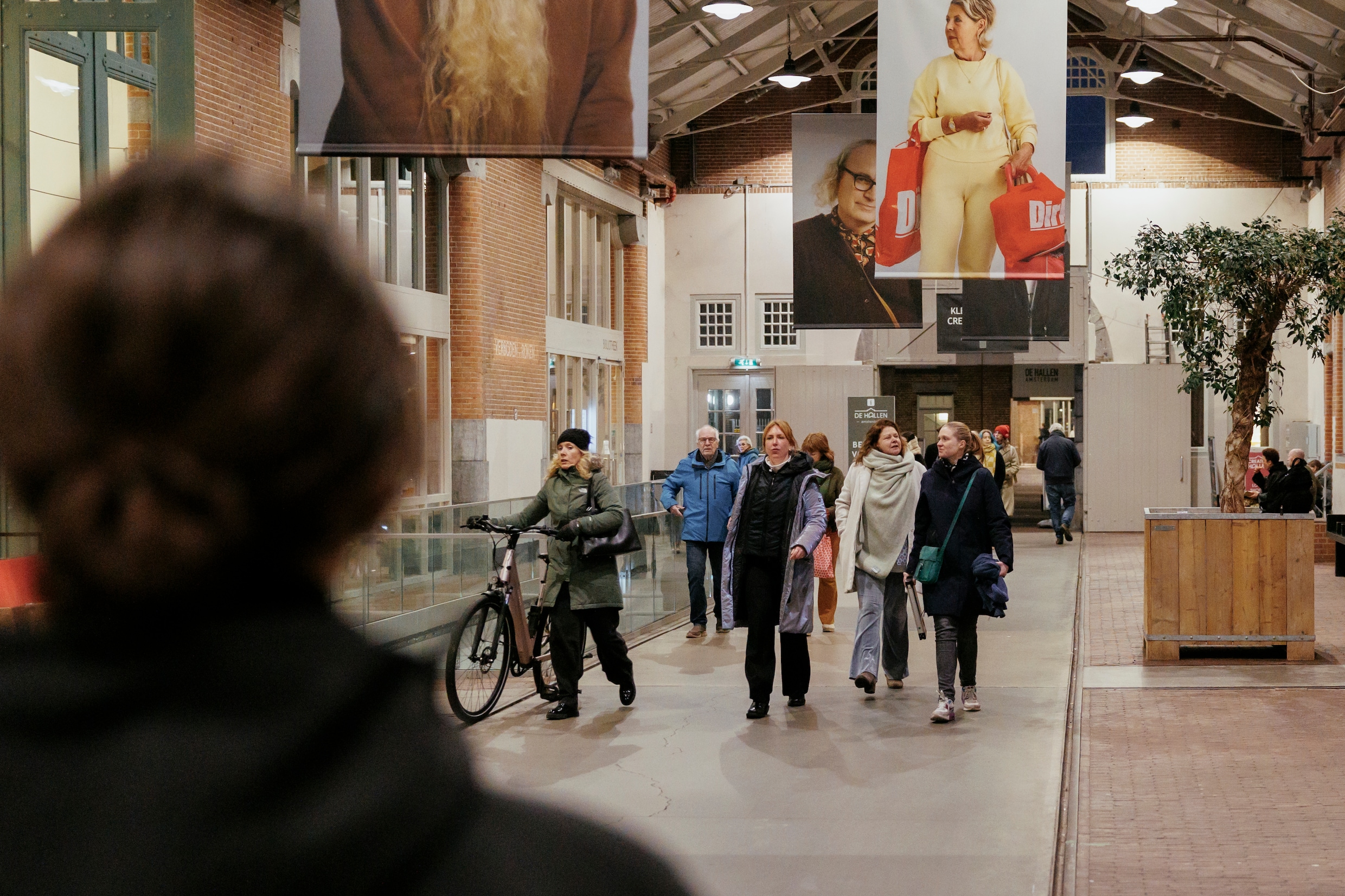Ooit verlaten tramremise, nu geliefd trefpunt: De Hallen bestaan 10 ...