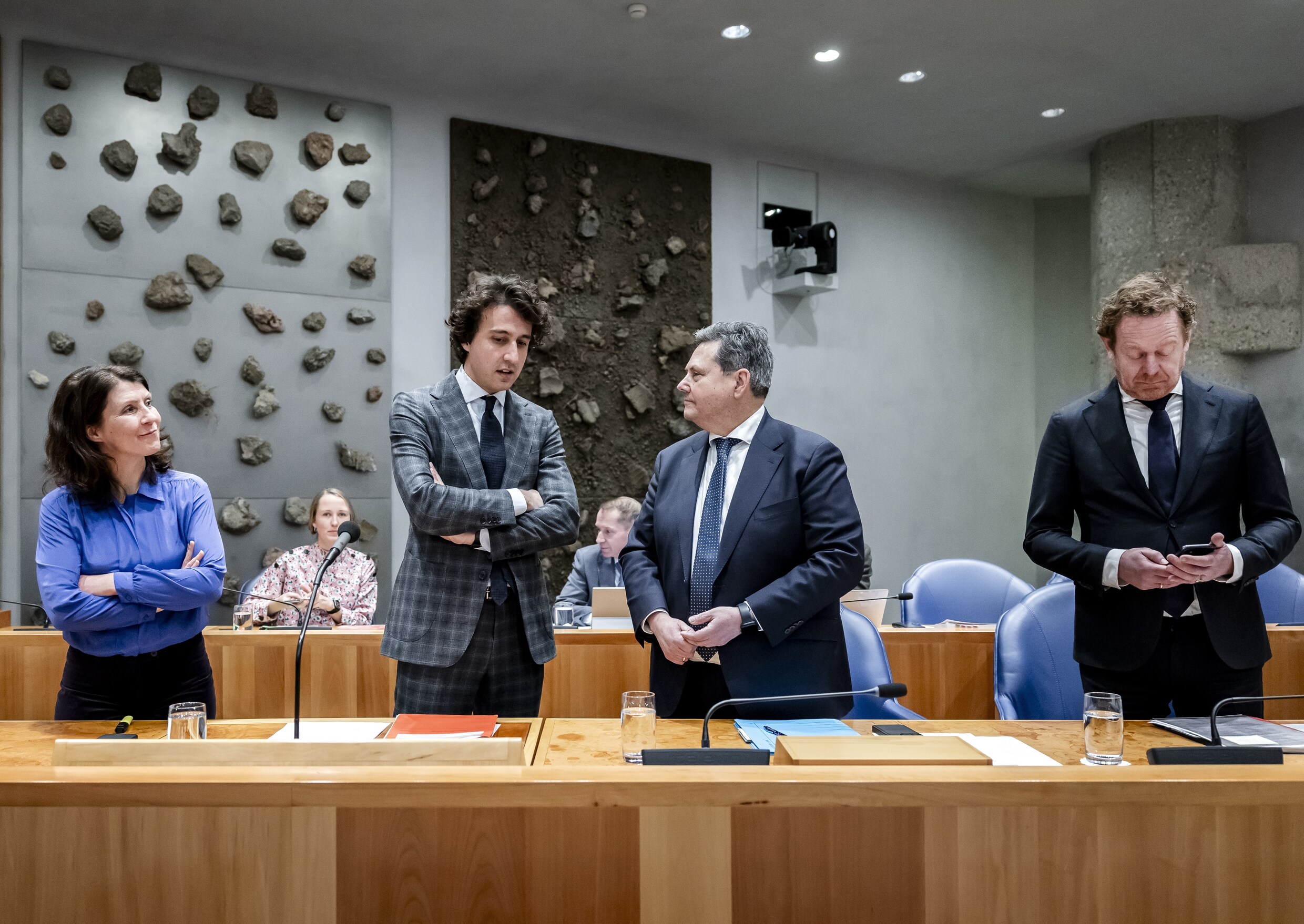 Esther Ouwehand (PvdD), Jesse Klaver (GroenLinks-PvdA), staatssecretaris Chris Jansen (Openbaar Vervoer en Milieu) en minister David van Weel (Justitie en Veiligheid) voorafgaand aan het debat over een algeheel vuurwerkverbod.