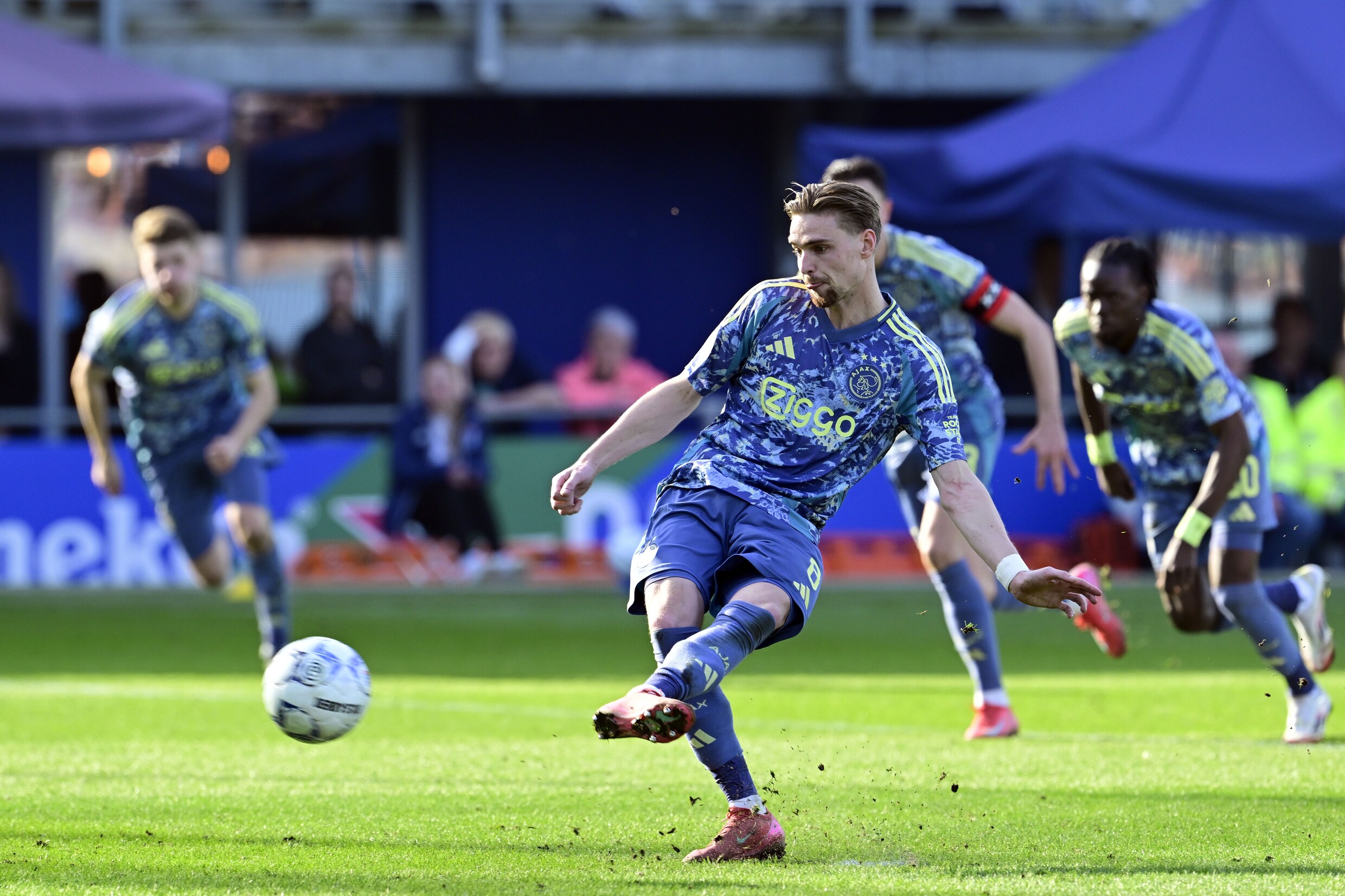 Ajax boekt in Zwolle tiende eredivisiezege op rij en blijft daarmee op ...