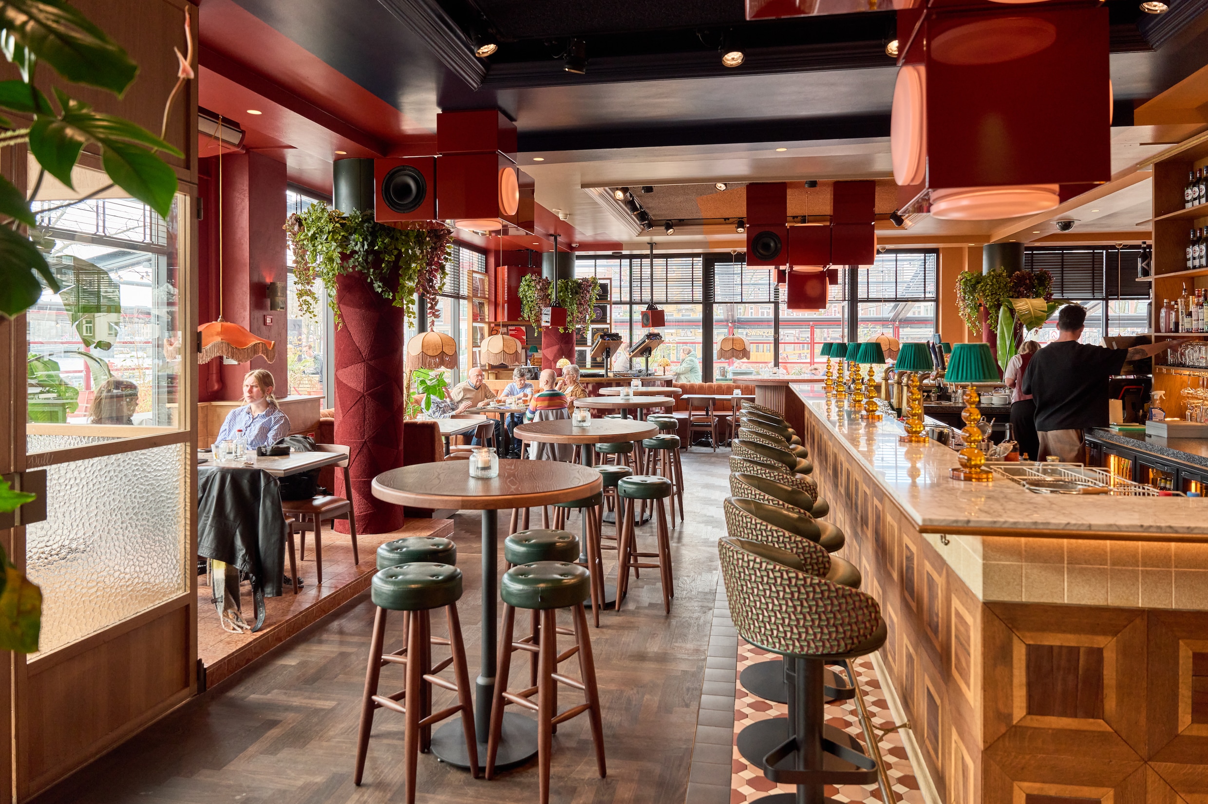 Het iconische hoekpand Amstel 1 heet nu Café Café, met een klassiek Amstelcafé vóór het restaurant | Het Parool