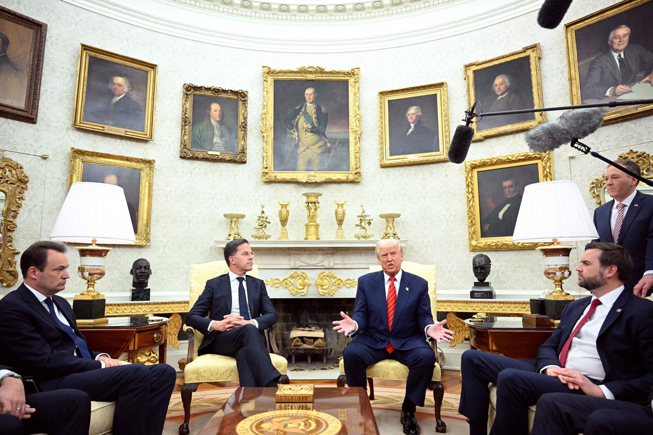 In het Witte Huis lacht Rutte mee met Trump – maar de Navo helpt níét ...