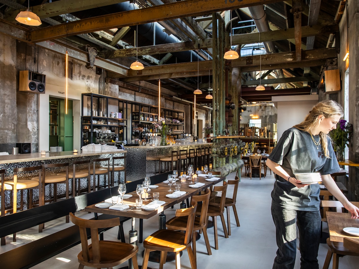 Geen raves meer tot diep in de nacht, wél borrel of diner: het rauwste randje is eraf bij het vernieuwde Roest op Oostenburg | Het Parool