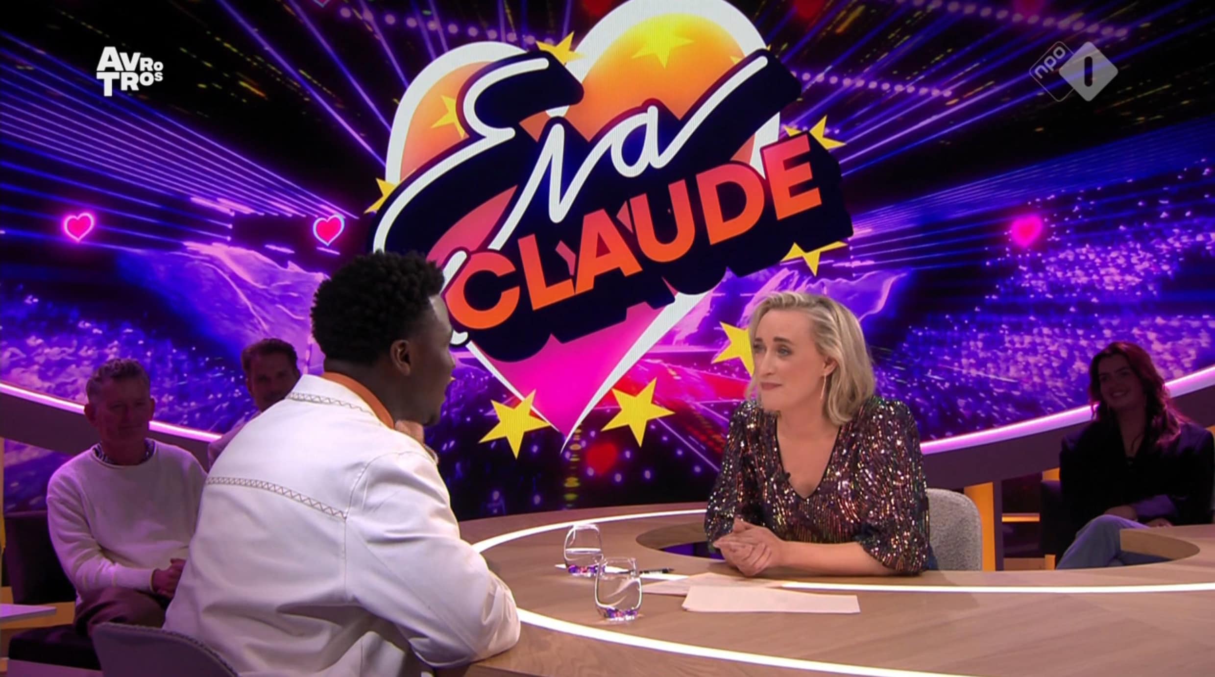 Eva had speciaal voor Claude een glitteroverhemd uit de kast getrokken ...