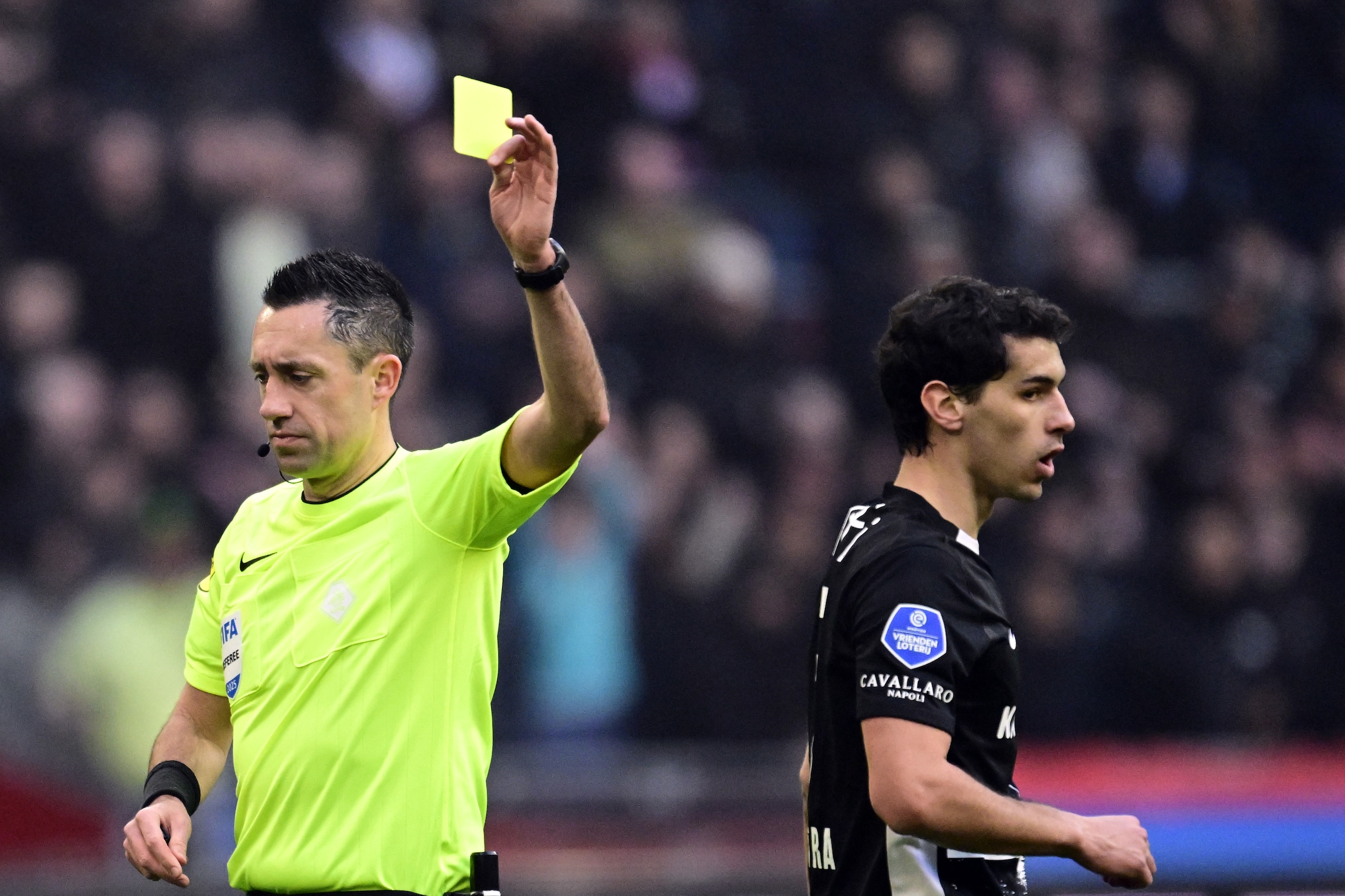 Woede bij AZ na ‘ongelooflijke’ rode kaart tegen Ajax: ‘Werkelijk ...