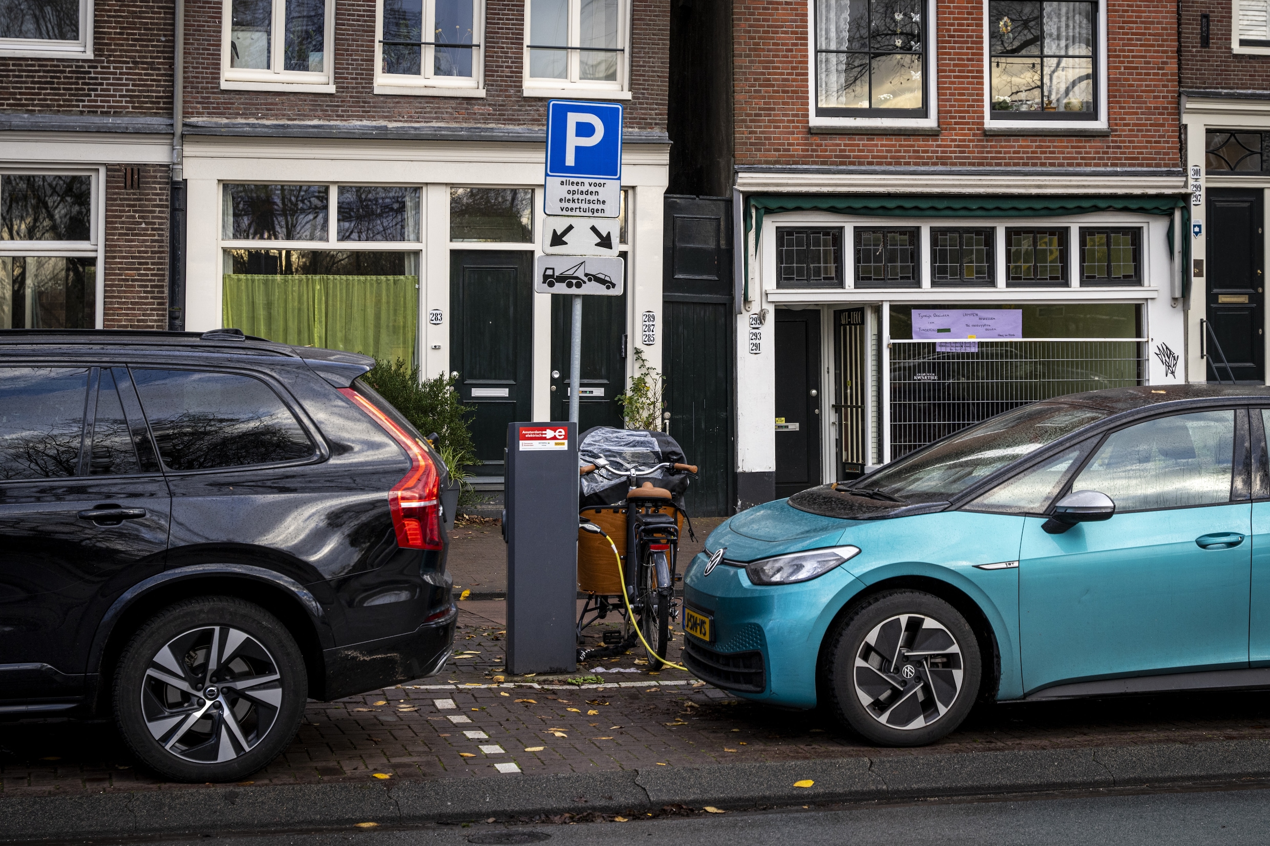 In Amsterdam staat inmiddels zon 8300 publieke laadpunten.