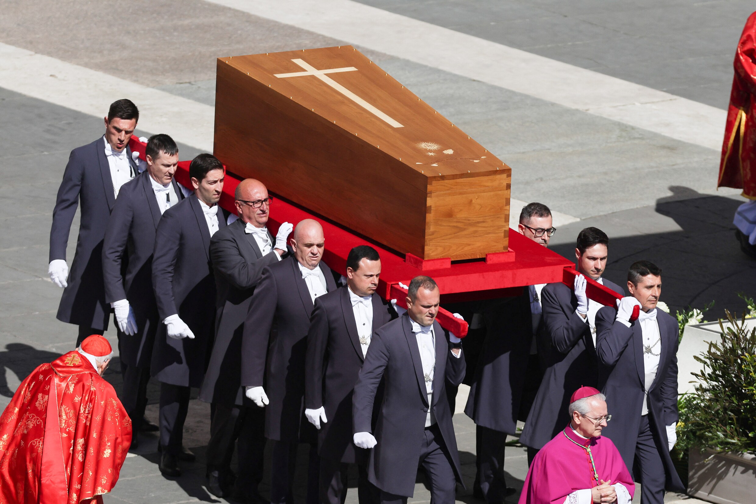 Zo verliep het afscheid van paus Franciscus, de ‘paus van het volk’, in ...