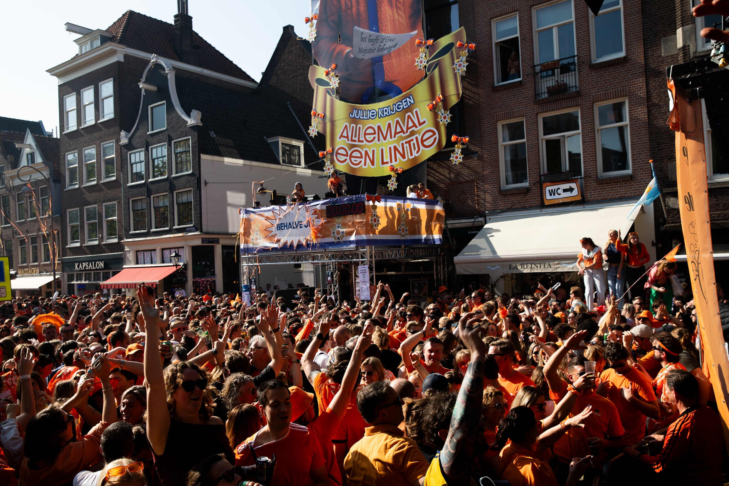 Zo verliep Koningsdag 2025 in Amsterdam: feestelijkheden, een steekincident en de inzet van ME op de Albert Cuypstraat | Het Parool