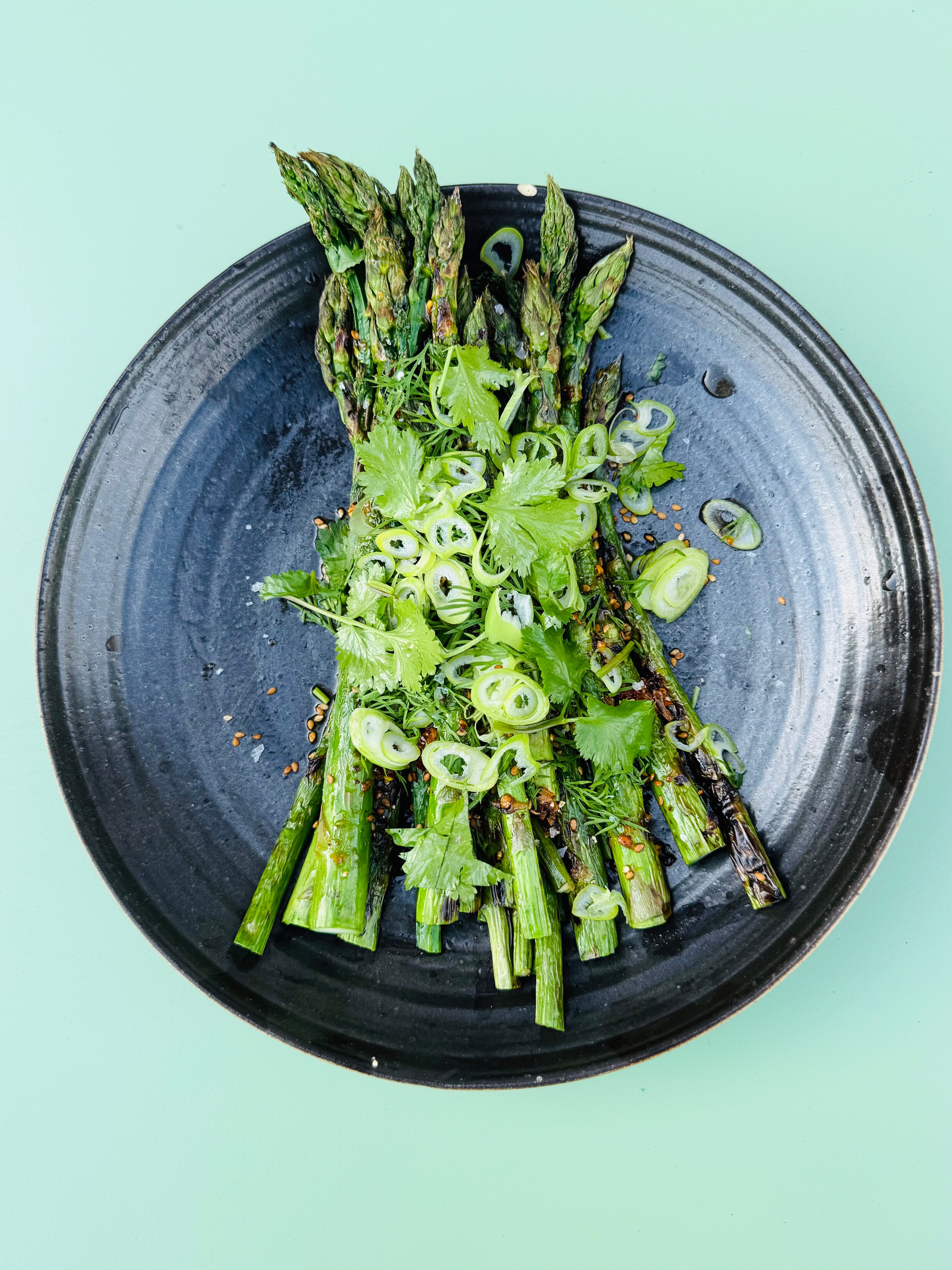 Samuel Levie gooit asperges op de grill omdat zijn oudste steeds meer  groenten lekker vindt | Het Parool