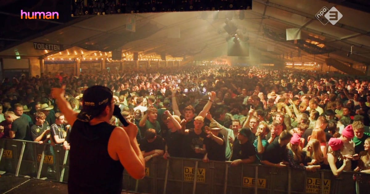 Als de piratenzender van Sint Jansklooster een schuurfeest organiseert, komen daar 4000 mensen op af