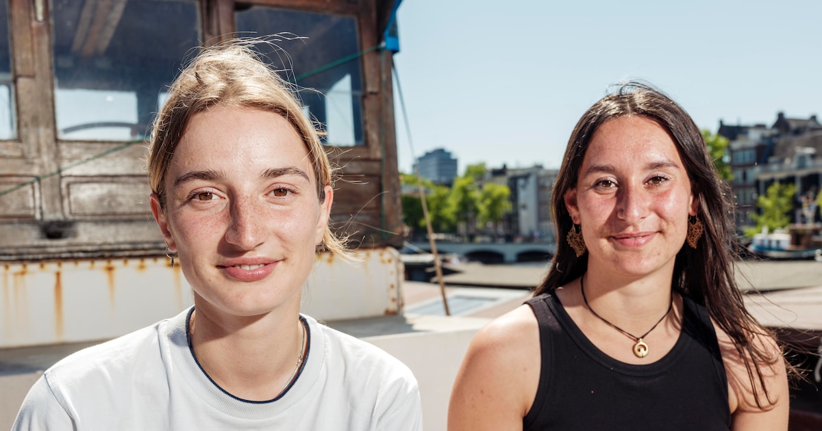 De nichtjes Fien (20) en Mila (20) wonen op de woonboot van hun oma: ‘Het is koud en vochtig, maar d