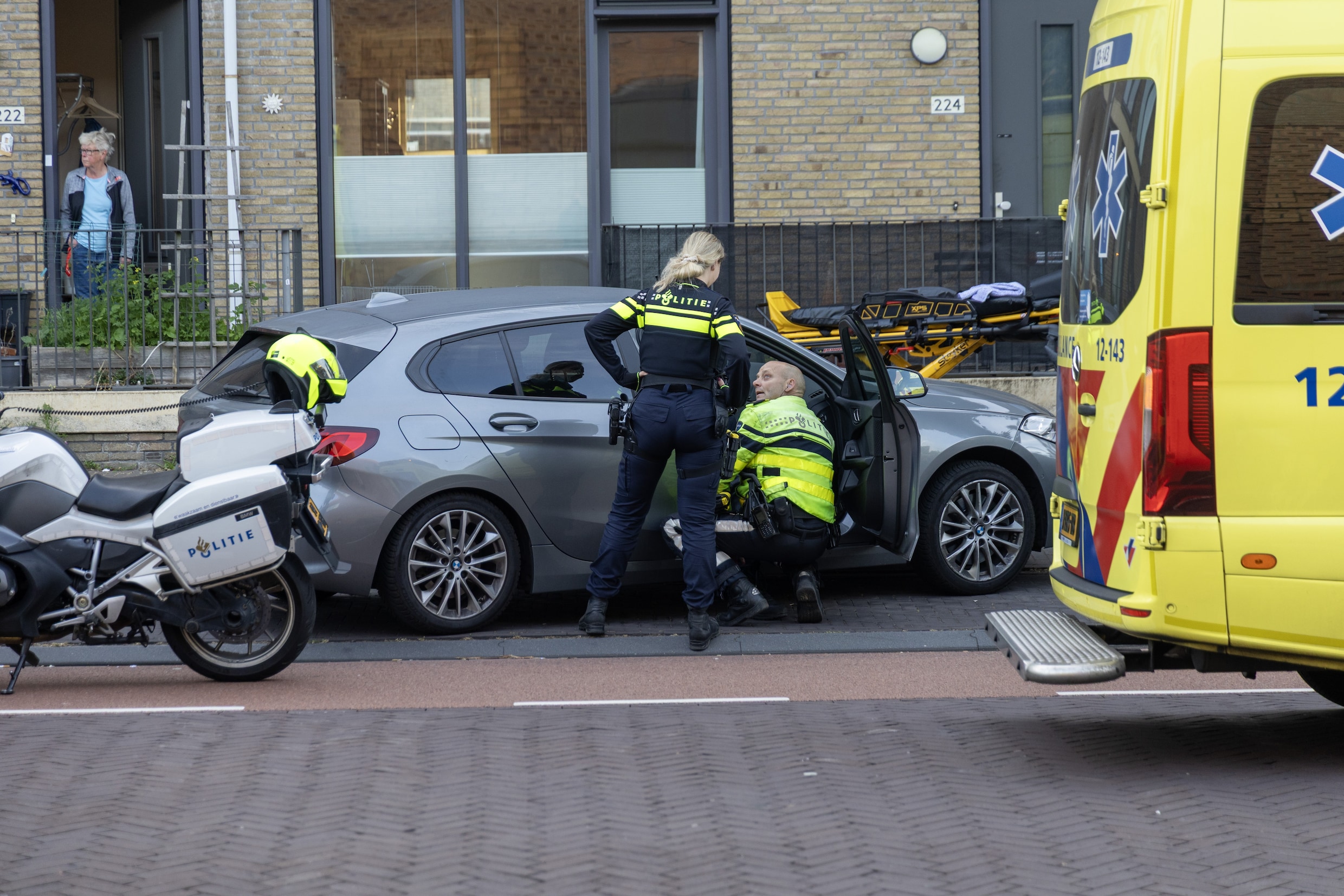 Twee personen overleden na steekpartij in Hoofddorp, twee agenten gewond | Het Parool
