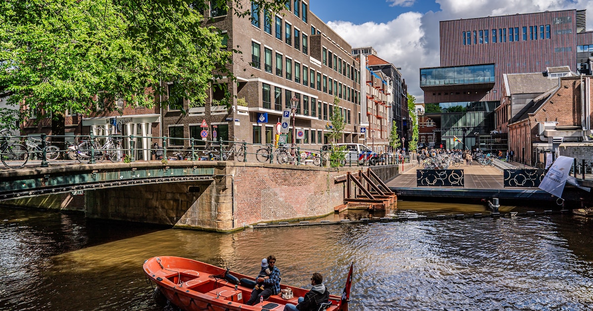 Op de fiets naar de Melkweg? Parkeren kan vanaf nu óp de gracht, in plaats van ernaast