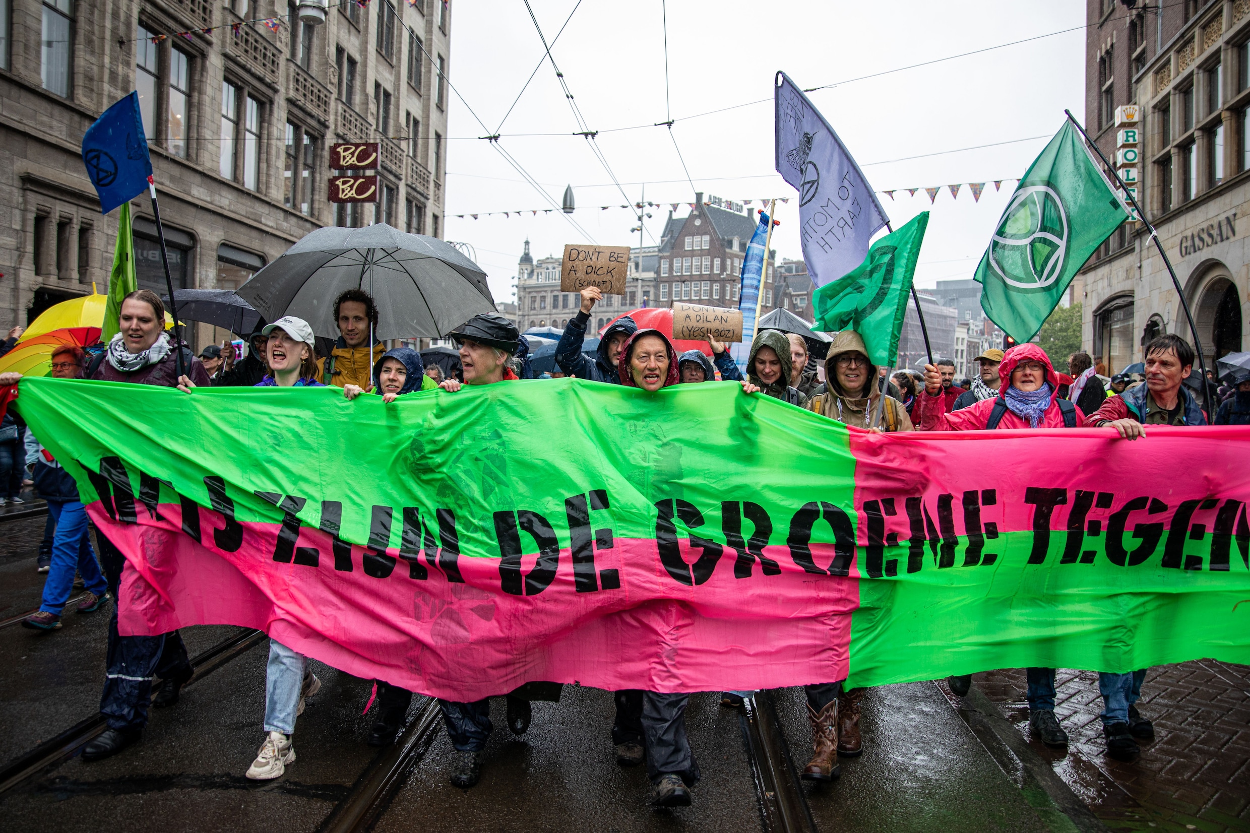 Ruim 15.000 mensen demonstreren in Amsterdam tegen het kabinetsbeleid ...