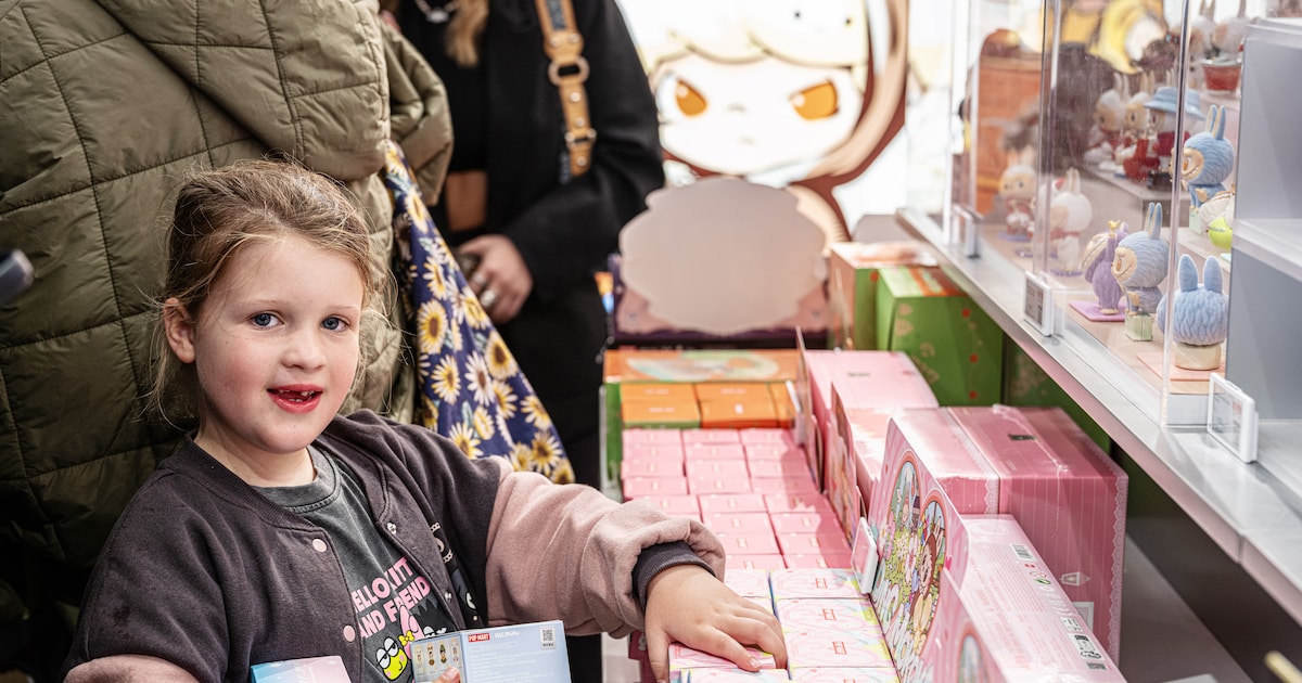 Amsterdamse winkel zet beveiliging in bij verkoop sleutelhanger Labubu: ‘Mensen staan al om 6 uur ‘s