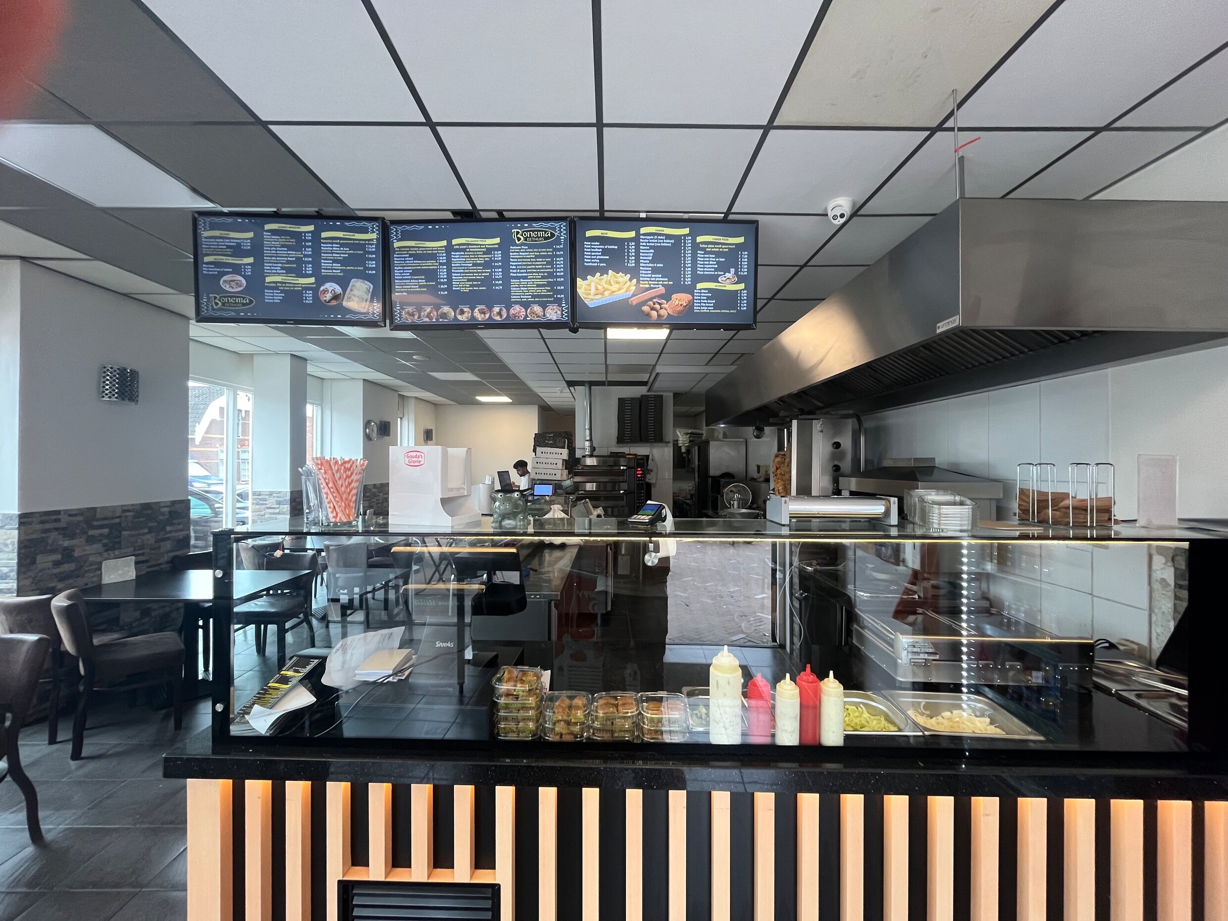 Het broodje döner met ananas van Eetcafé Bonema klinkt als een ...