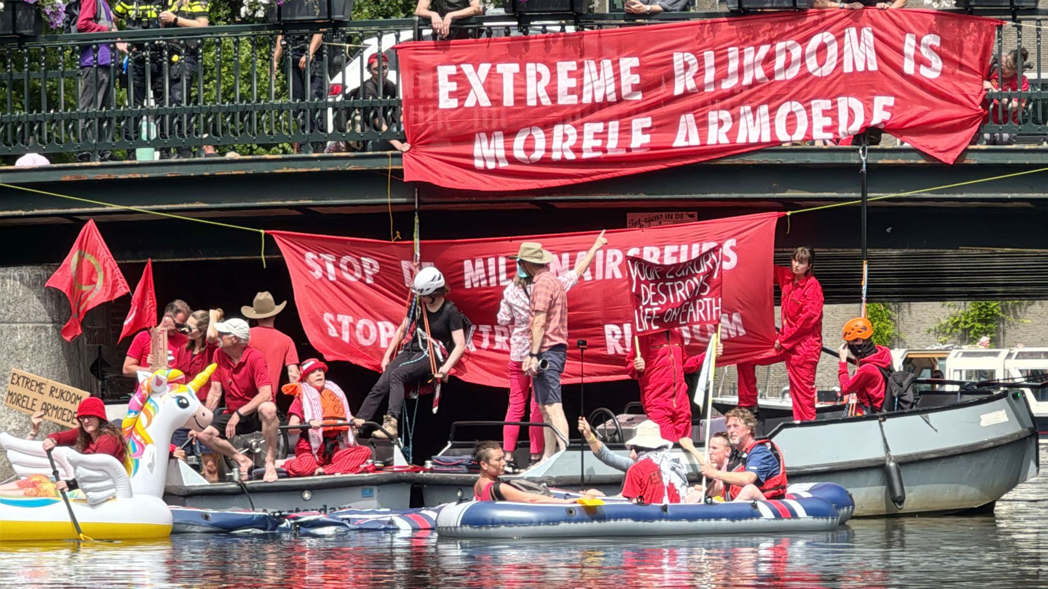 Extinction Rebellion blokkeert rondvaartboten met bezoekers van miljonairsbeurs: 'Leg patserconsumptie aan banden' | Het Parool