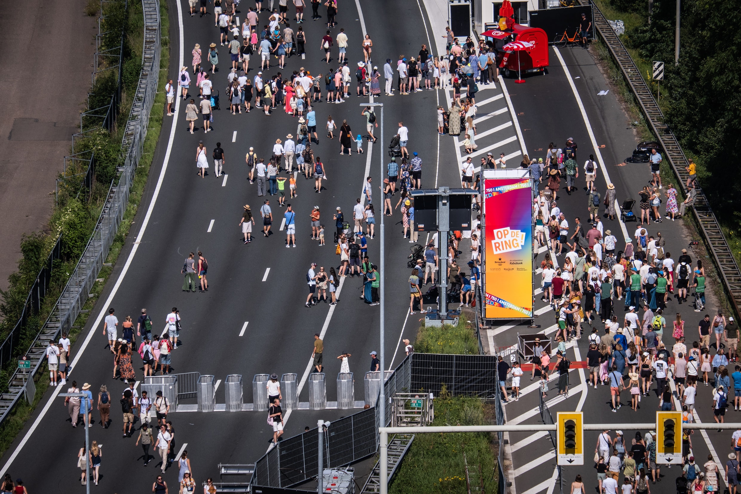 Live: Festival Op de Ring | Persen om erdoor te komen: onaangename drukte op sommige plekken op de ring | Het Parool