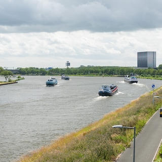 Amsterdam-Rhine Canal to close for large ships at night